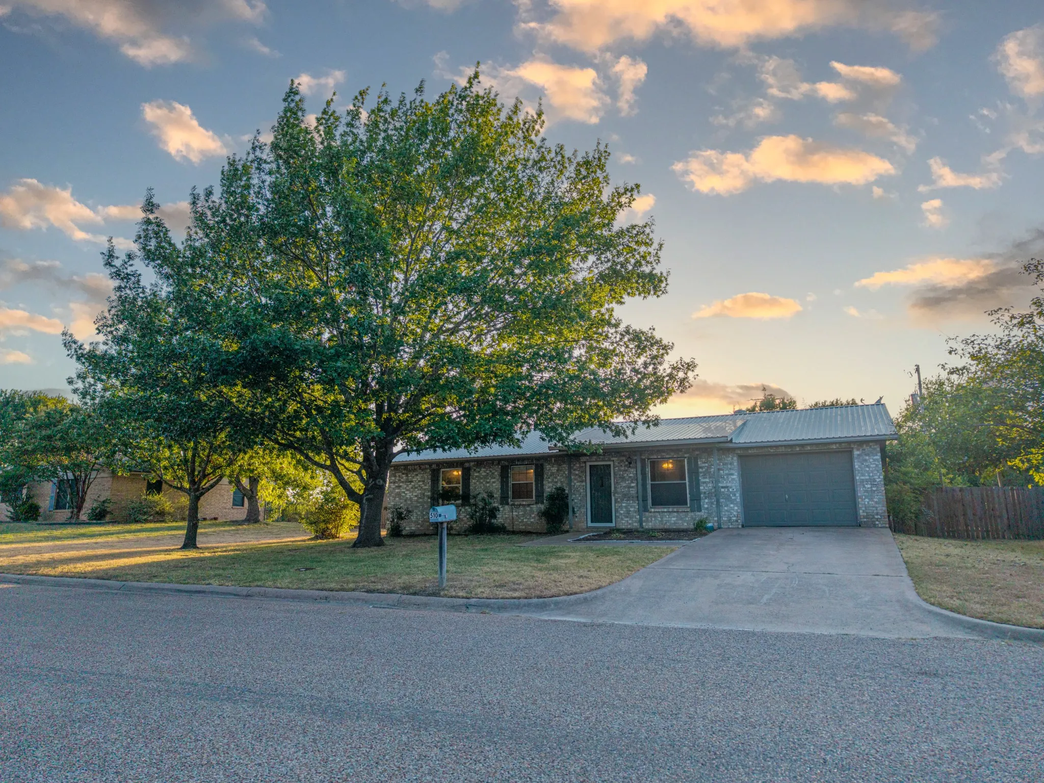 Single Family Residence For Sale in Hamilton County , 510 S Williams Street, Hamilton, Texas 76531, 3 Bedroom, 2 Bathroom, 1 Garage spaces, 1,179 Sqft, built in 1980, mls#21360893, Real Estate Agent in Hamilton, Homes For Sale in Hamilton county, Homes For Sale in Hamilton, Realtor in Hamilton Texas, Real Estate Brokerage Independent Realty Texas, Luminita Cordes Realtor