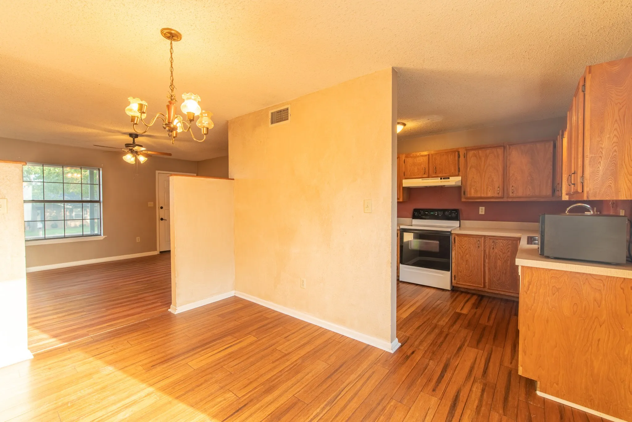 Single Family Residence For Sale in Hamilton County , 510 S Williams Street, Hamilton, Texas 76531, 3 Bedroom, 2 Bathroom, 1 Garage spaces, 1,179 Sqft, built in 1980, mls#21360893, Real Estate Agent in Hamilton, Homes For Sale in Hamilton county, Homes For Sale in Hamilton, Realtor in Hamilton Texas, Real Estate Brokerage Independent Realty Texas, Luminita Cordes Realtor