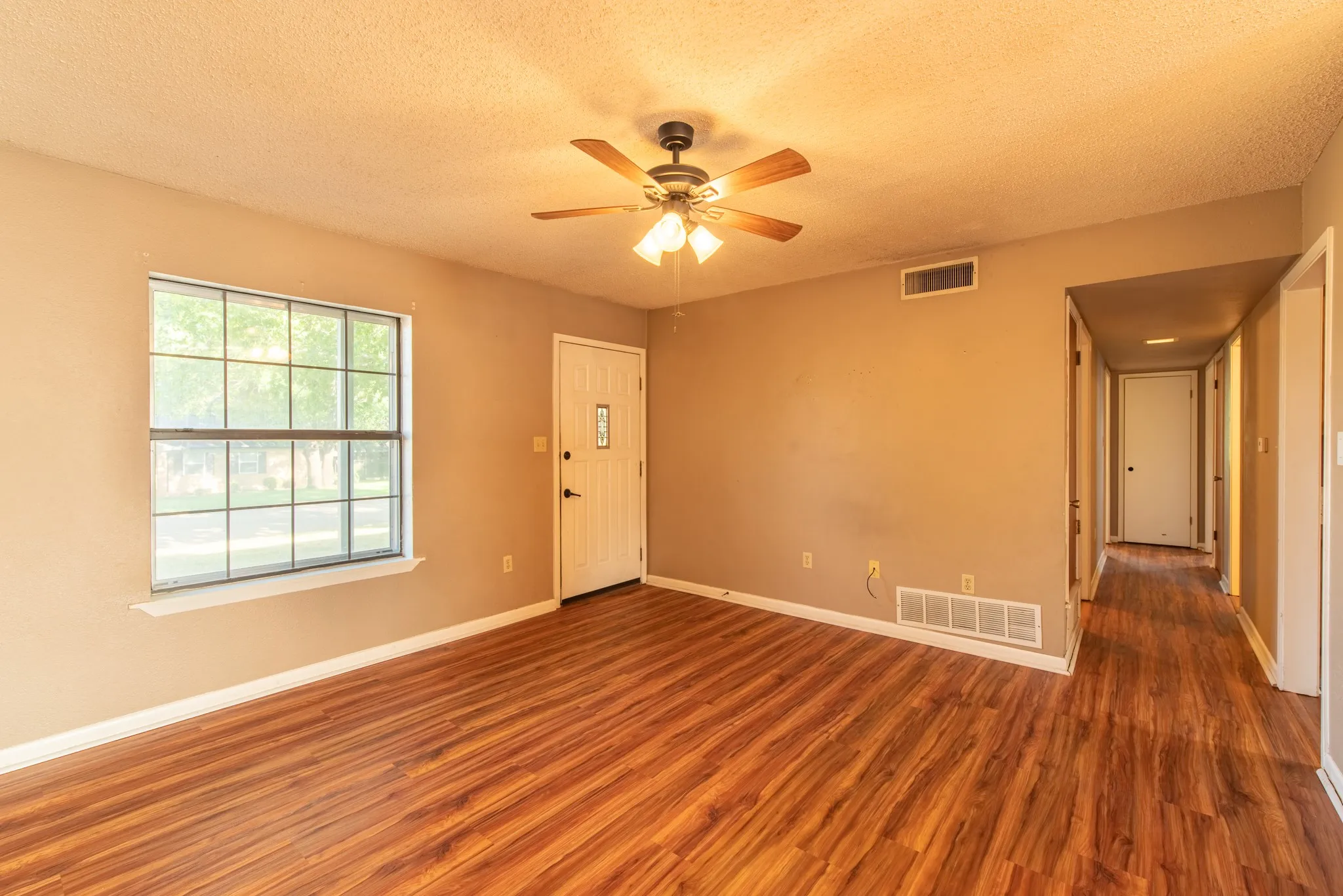 Single Family Residence For Sale in Hamilton County , 510 S Williams Street, Hamilton, Texas 76531, 3 Bedroom, 2 Bathroom, 1 Garage spaces, 1,179 Sqft, built in 1980, mls#21360893, Real Estate Agent in Hamilton, Homes For Sale in Hamilton county, Homes For Sale in Hamilton, Realtor in Hamilton Texas, Real Estate Brokerage Independent Realty Texas, Luminita Cordes Realtor