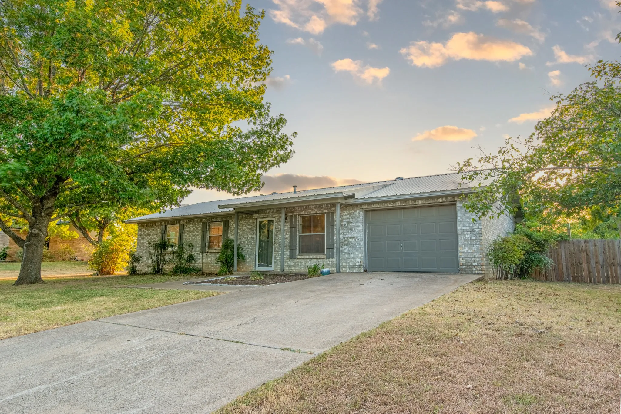 Single Family Residence For Sale in Hamilton County , 510 S Williams Street, Hamilton, Texas 76531, 3 Bedroom, 2 Bathroom, 1 Garage spaces, 1,179 Sqft, built in 1980, mls#21360893, Real Estate Agent in Hamilton, Homes For Sale in Hamilton county, Homes For Sale in Hamilton, Realtor in Hamilton Texas, Real Estate Brokerage Independent Realty Texas, Luminita Cordes Realtor