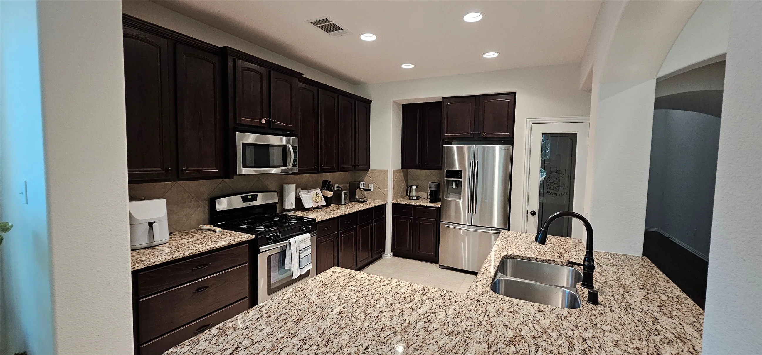 Single Family Residence For Rent in Collin County , 2908 Kirkwood Drive, Mc Kinney, Texas 75071, 3 Bedroom, 2 Bathroom, 2 Garage spaces, 2,279 Sqft, built in 2012, mls#21360883, Real Estate Agent in Mc Kinney, Homes For Rent in Collin county, Homes For Rent in Mc Kinney, Realtor in Mc Kinney Texas, Real Estate Brokerage Independent Realty Texas, Luminita Cordes Realtor