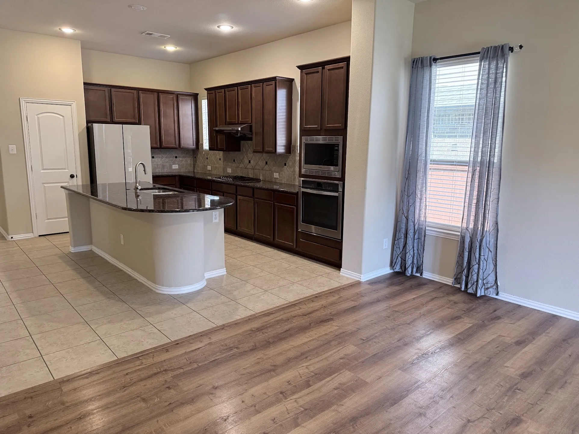 Single Family Residence For Rent in Collin County , 2612 Patriot Drive, Melissa, Texas 75454, 3 Bedroom, 2 Bathroom, 2 Garage spaces, 1,992 Sqft, built in 2012, mls#21361026, Real Estate Agent in Melissa, Homes For Rent in Collin county, Homes For Rent in Melissa, Realtor in Melissa Texas, Real Estate Brokerage Independent Realty Texas, Luminita Cordes Realtor