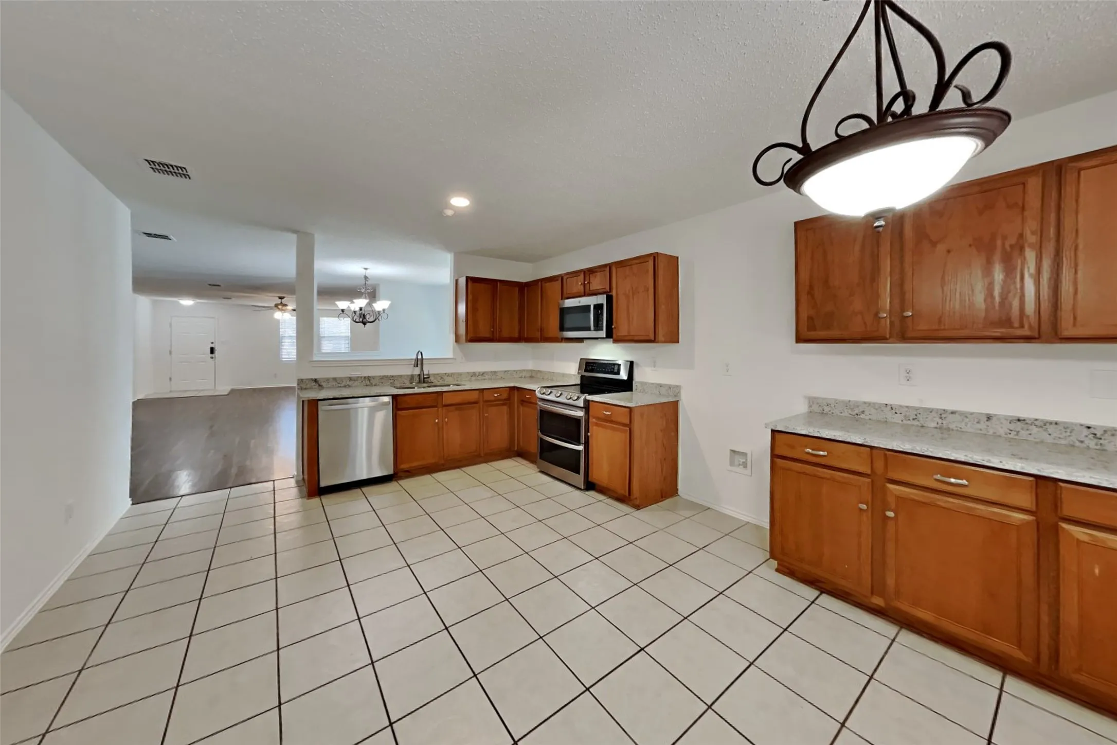 Single Family Residence For Rent in Tarrant County , 5145 Cliff Oaks Drive, Fort Worth, Texas 76179, 3 Bedroom, 2 Bathroom, 2 Garage spaces, 1,881 Sqft, built in 2004, mls#21361042, Real Estate Agent in Fort Worth, Homes For Rent in Tarrant county, Homes For Rent in Fort Worth, Realtor in Fort Worth Texas, Real Estate Brokerage Independent Realty Texas, Luminita Cordes Realtor
