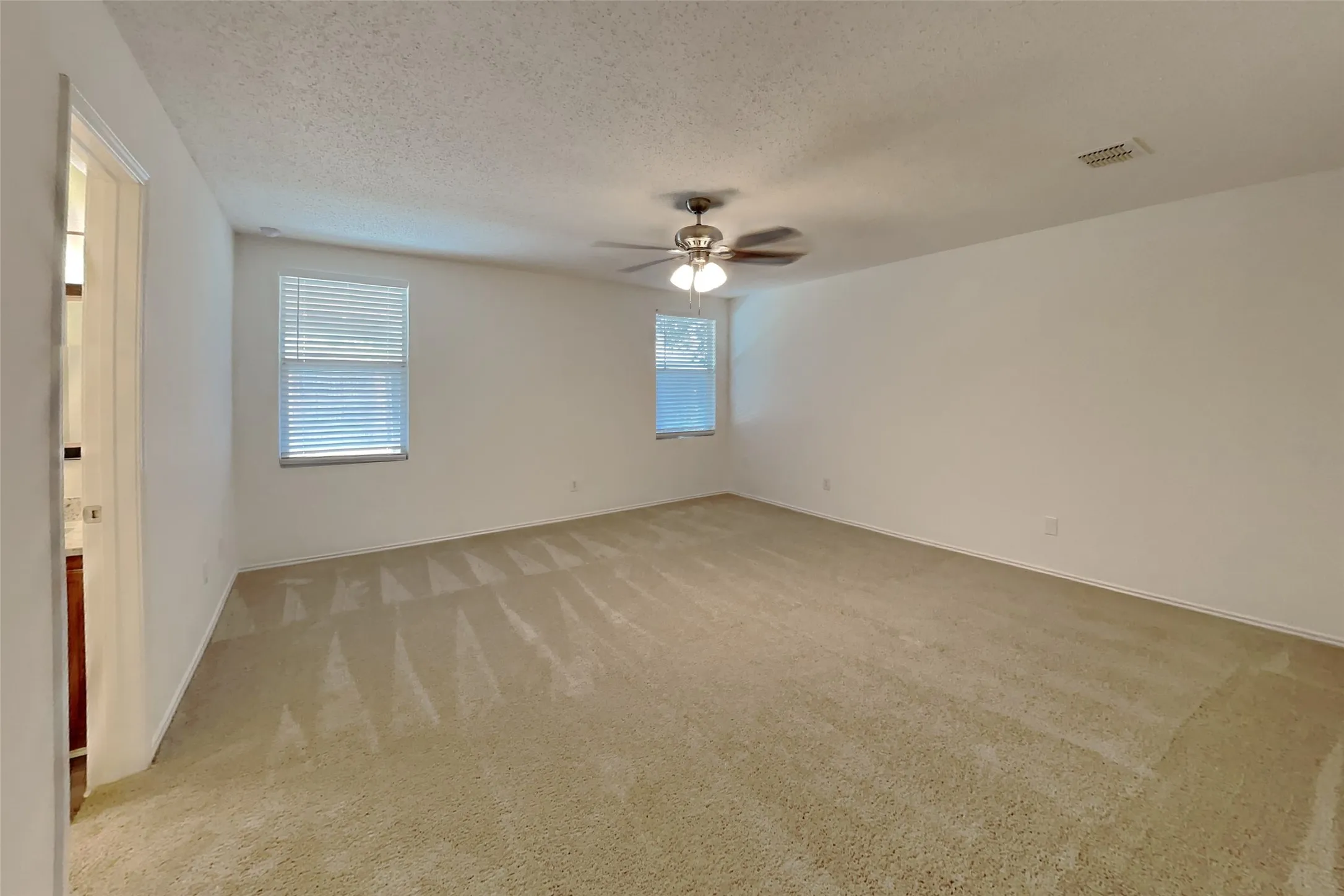 Single Family Residence For Rent in Tarrant County , 5145 Cliff Oaks Drive, Fort Worth, Texas 76179, 3 Bedroom, 2 Bathroom, 2 Garage spaces, 1,881 Sqft, built in 2004, mls#21361042, Real Estate Agent in Fort Worth, Homes For Rent in Tarrant county, Homes For Rent in Fort Worth, Realtor in Fort Worth Texas, Real Estate Brokerage Independent Realty Texas, Luminita Cordes Realtor