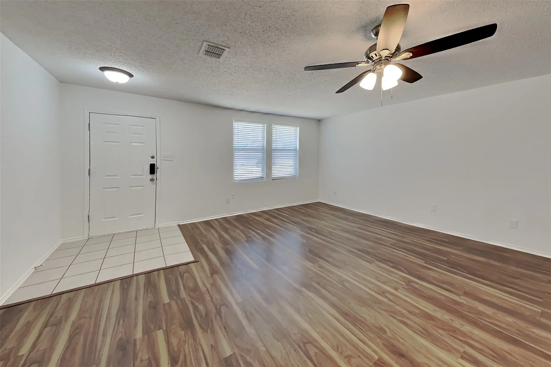 Single Family Residence For Rent in Tarrant County , 5145 Cliff Oaks Drive, Fort Worth, Texas 76179, 3 Bedroom, 2 Bathroom, 2 Garage spaces, 1,881 Sqft, built in 2004, mls#21361042, Real Estate Agent in Fort Worth, Homes For Rent in Tarrant county, Homes For Rent in Fort Worth, Realtor in Fort Worth Texas, Real Estate Brokerage Independent Realty Texas, Luminita Cordes Realtor