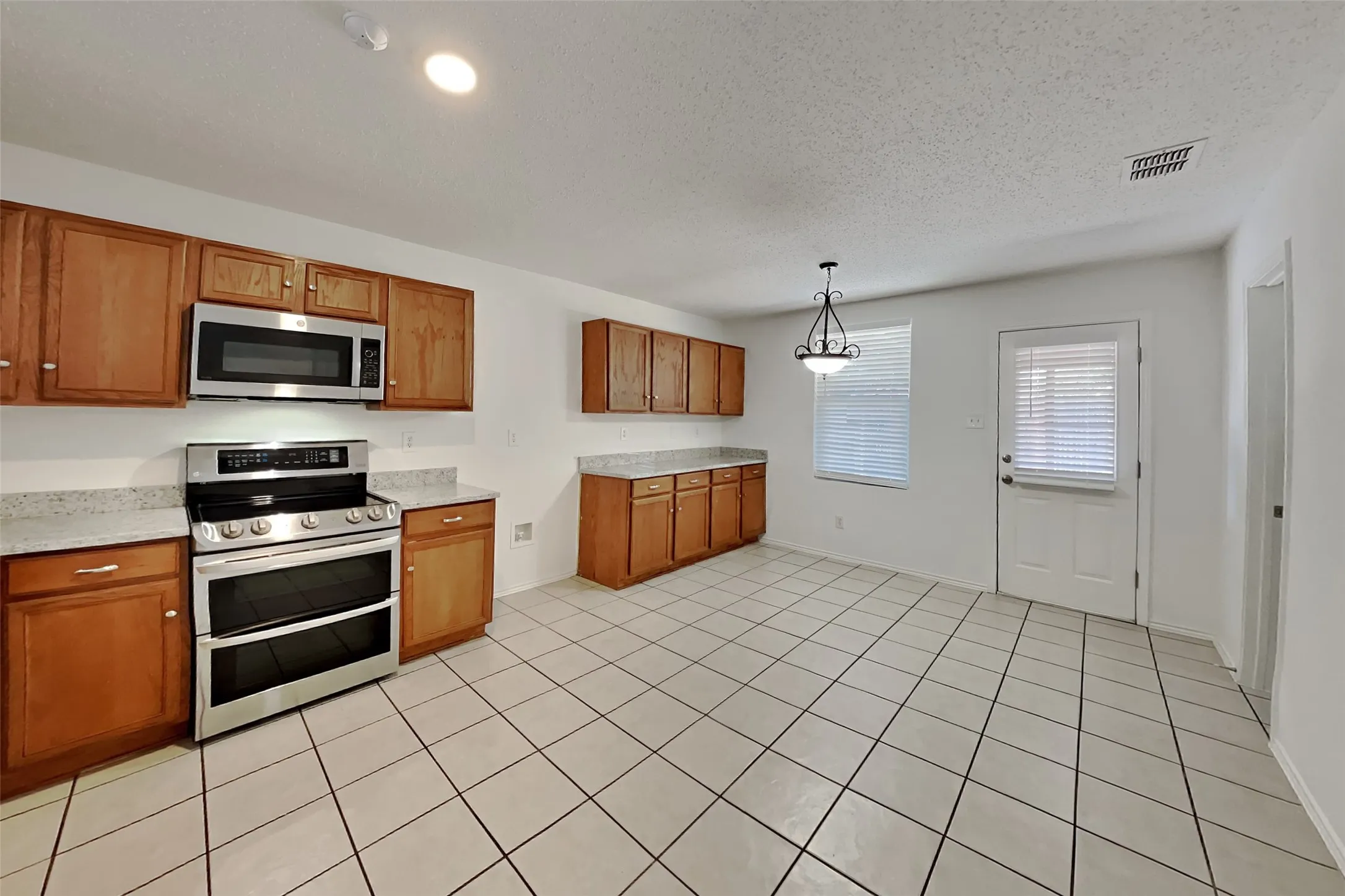 Single Family Residence For Rent in Tarrant County , 5145 Cliff Oaks Drive, Fort Worth, Texas 76179, 3 Bedroom, 2 Bathroom, 2 Garage spaces, 1,881 Sqft, built in 2004, mls#21361042, Real Estate Agent in Fort Worth, Homes For Rent in Tarrant county, Homes For Rent in Fort Worth, Realtor in Fort Worth Texas, Real Estate Brokerage Independent Realty Texas, Luminita Cordes Realtor