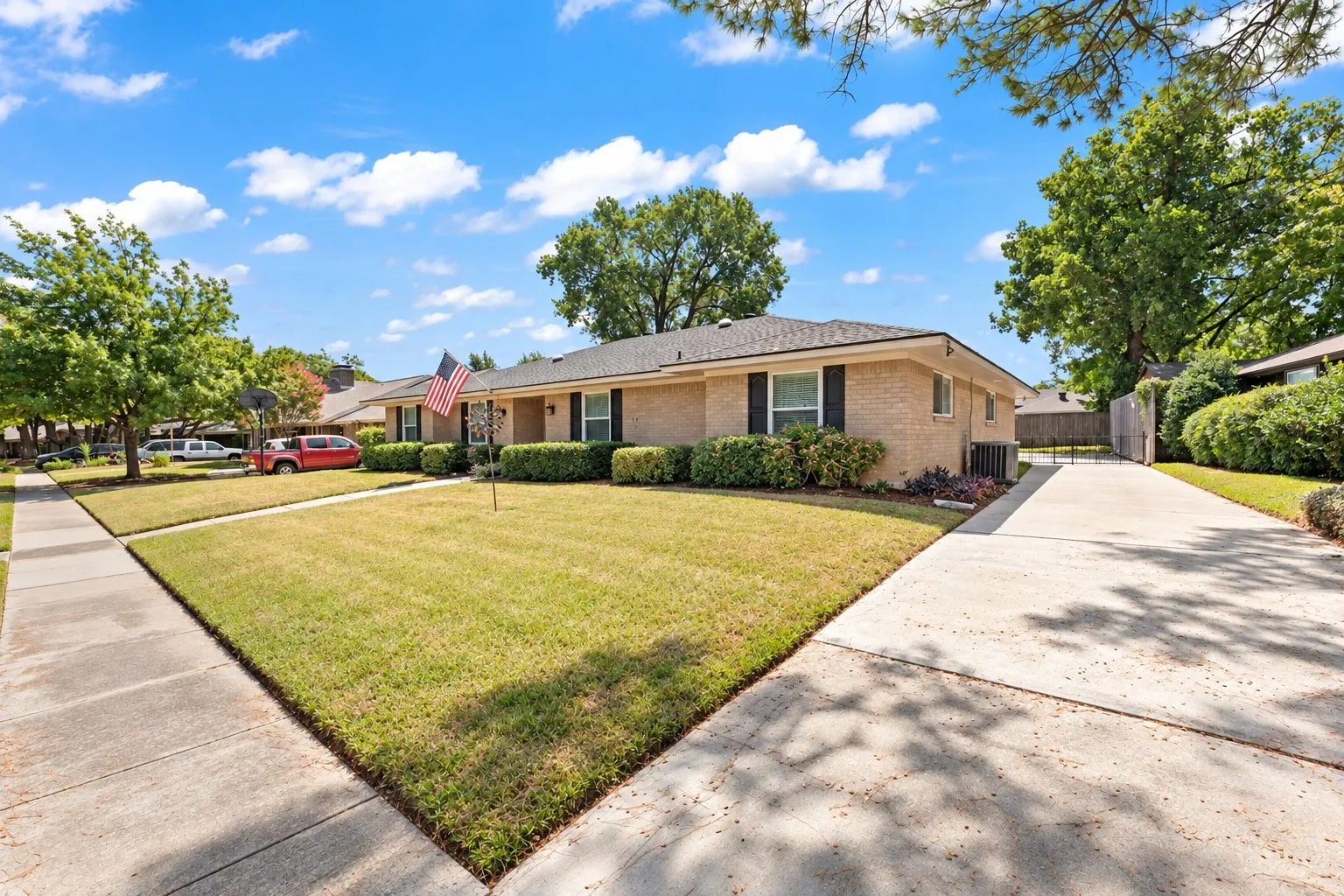 Single Family Residence For Sale in Tarrant County , 1807 Holm Oak Street, Arlington, Texas 76012, 4 Bedroom, 3 Bathroom, 2 Garage spaces, 2,344 Sqft, built in 1971, mls#21361043, Real Estate Agent in Arlington, Homes For Sale in Tarrant county, Homes For Sale in Arlington, Realtor in Arlington Texas, Real Estate Brokerage Independent Realty Texas, Luminita Cordes Realtor