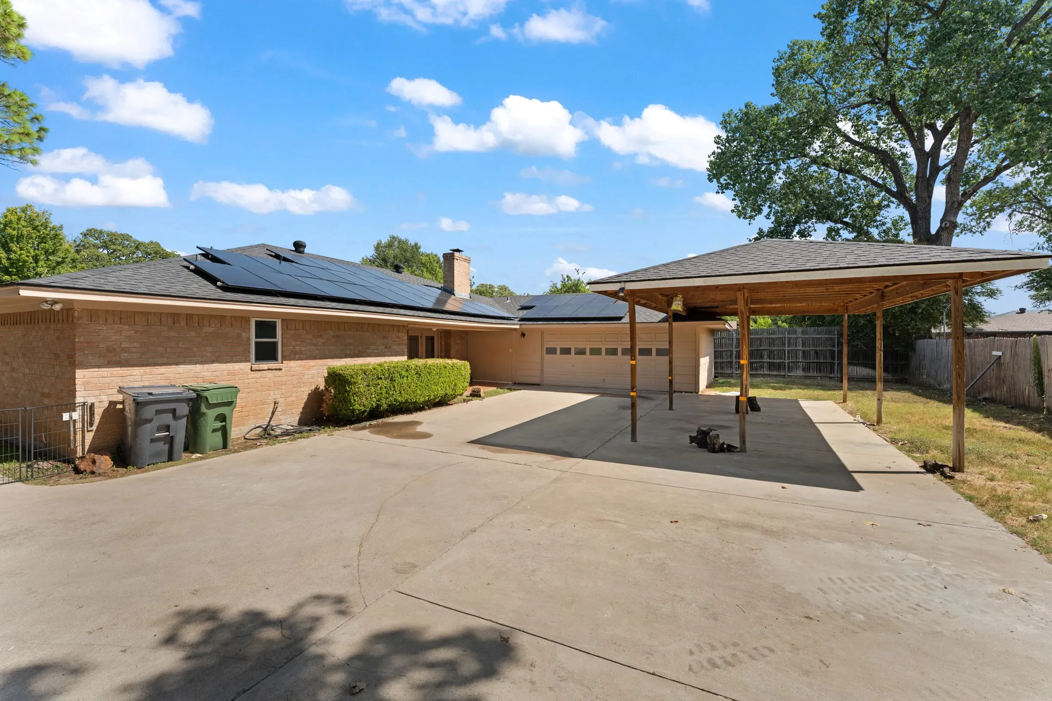 Single Family Residence For Sale in Tarrant County , 1807 Holm Oak Street, Arlington, Texas 76012, 4 Bedroom, 3 Bathroom, 2 Garage spaces, 2,344 Sqft, built in 1971, mls#21361043, Real Estate Agent in Arlington, Homes For Sale in Tarrant county, Homes For Sale in Arlington, Realtor in Arlington Texas, Real Estate Brokerage Independent Realty Texas, Luminita Cordes Realtor