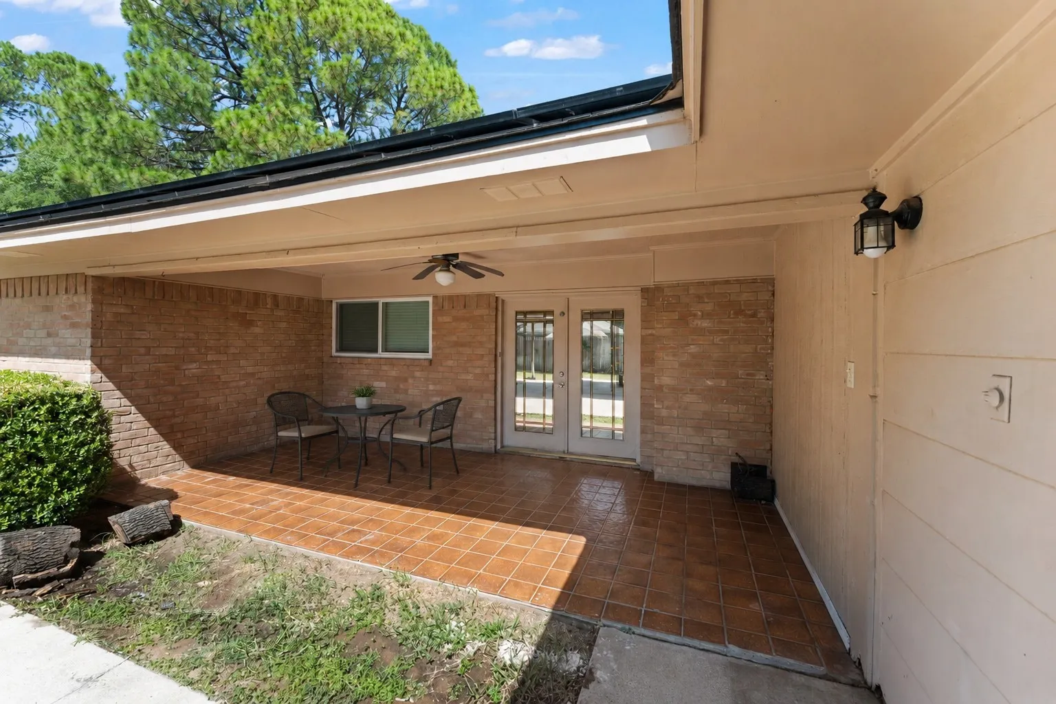 Single Family Residence For Sale in Tarrant County , 1807 Holm Oak Street, Arlington, Texas 76012, 4 Bedroom, 3 Bathroom, 2 Garage spaces, 2,344 Sqft, built in 1971, mls#21361043, Real Estate Agent in Arlington, Homes For Sale in Tarrant county, Homes For Sale in Arlington, Realtor in Arlington Texas, Real Estate Brokerage Independent Realty Texas, Luminita Cordes Realtor