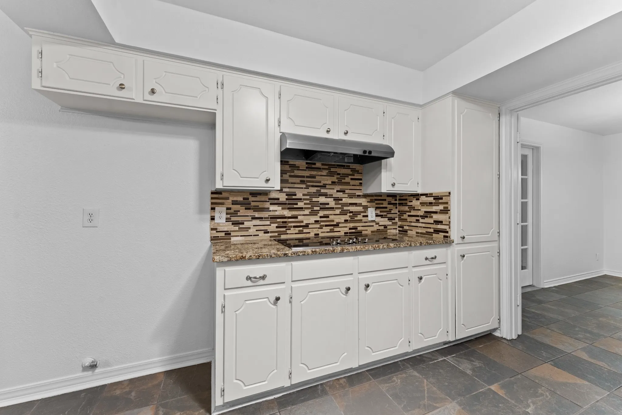 Single Family Residence For Sale in Tarrant County , 1807 Holm Oak Street, Arlington, Texas 76012, 4 Bedroom, 3 Bathroom, 2 Garage spaces, 2,344 Sqft, built in 1971, mls#21361043, Real Estate Agent in Arlington, Homes For Sale in Tarrant county, Homes For Sale in Arlington, Realtor in Arlington Texas, Real Estate Brokerage Independent Realty Texas, Luminita Cordes Realtor