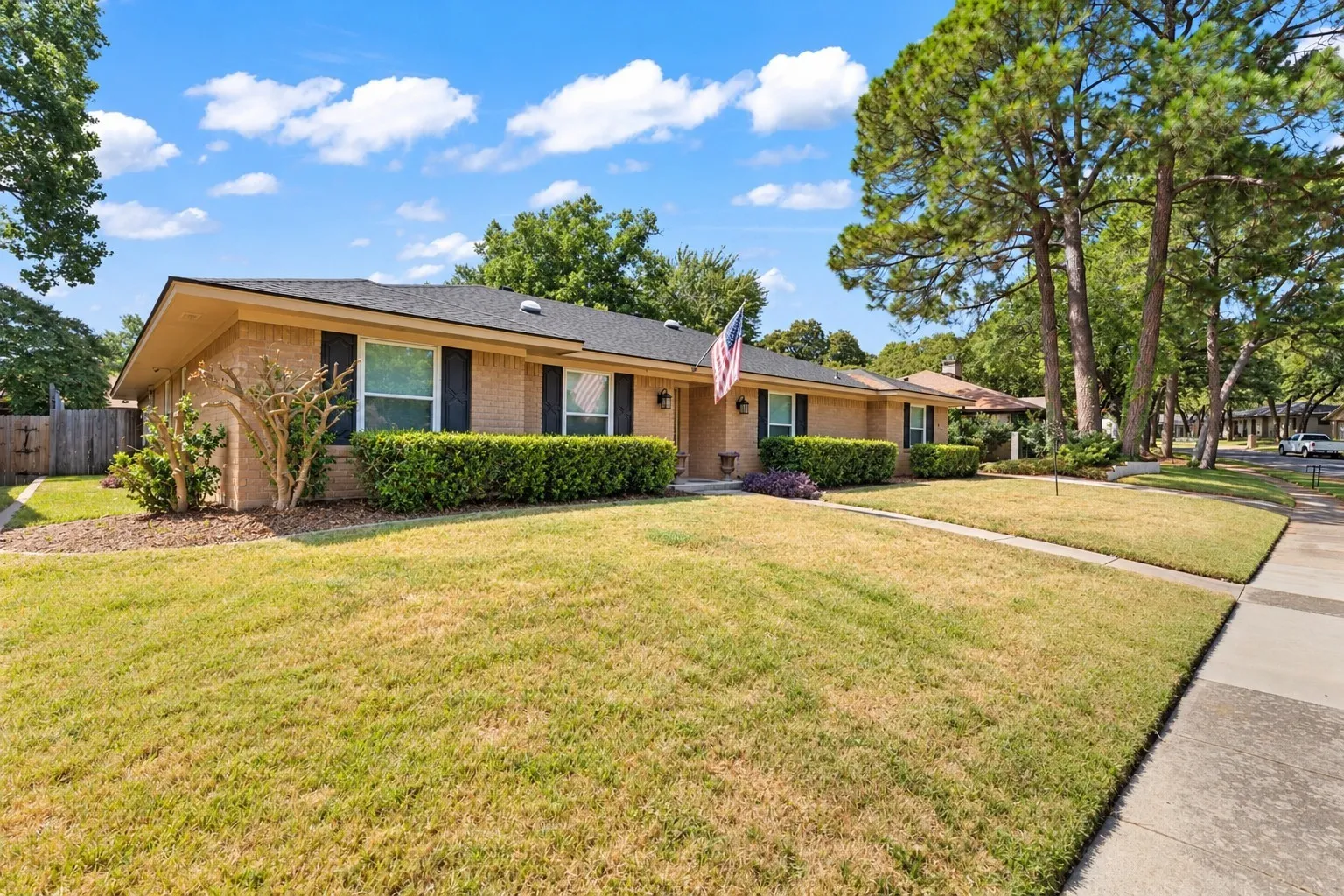 Single Family Residence For Sale in Tarrant County , 1807 Holm Oak Street, Arlington, Texas 76012, 4 Bedroom, 3 Bathroom, 2 Garage spaces, 2,344 Sqft, built in 1971, mls#21361043, Real Estate Agent in Arlington, Homes For Sale in Tarrant county, Homes For Sale in Arlington, Realtor in Arlington Texas, Real Estate Brokerage Independent Realty Texas, Luminita Cordes Realtor