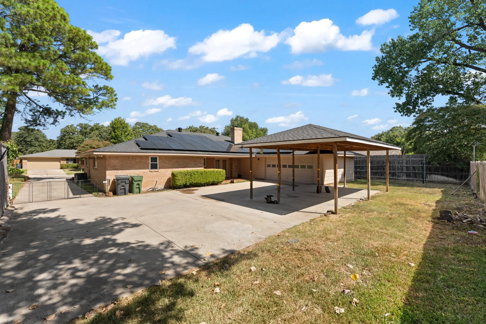 Single Family Residence For Sale in Tarrant County , 1807 Holm Oak Street, Arlington, Texas 76012, 4 Bedroom, 3 Bathroom, 2 Garage spaces, 2,344 Sqft, built in 1971, mls#21361043, Real Estate Agent in Arlington, Homes For Sale in Tarrant county, Homes For Sale in Arlington, Realtor in Arlington Texas, Real Estate Brokerage Independent Realty Texas, Luminita Cordes Realtor