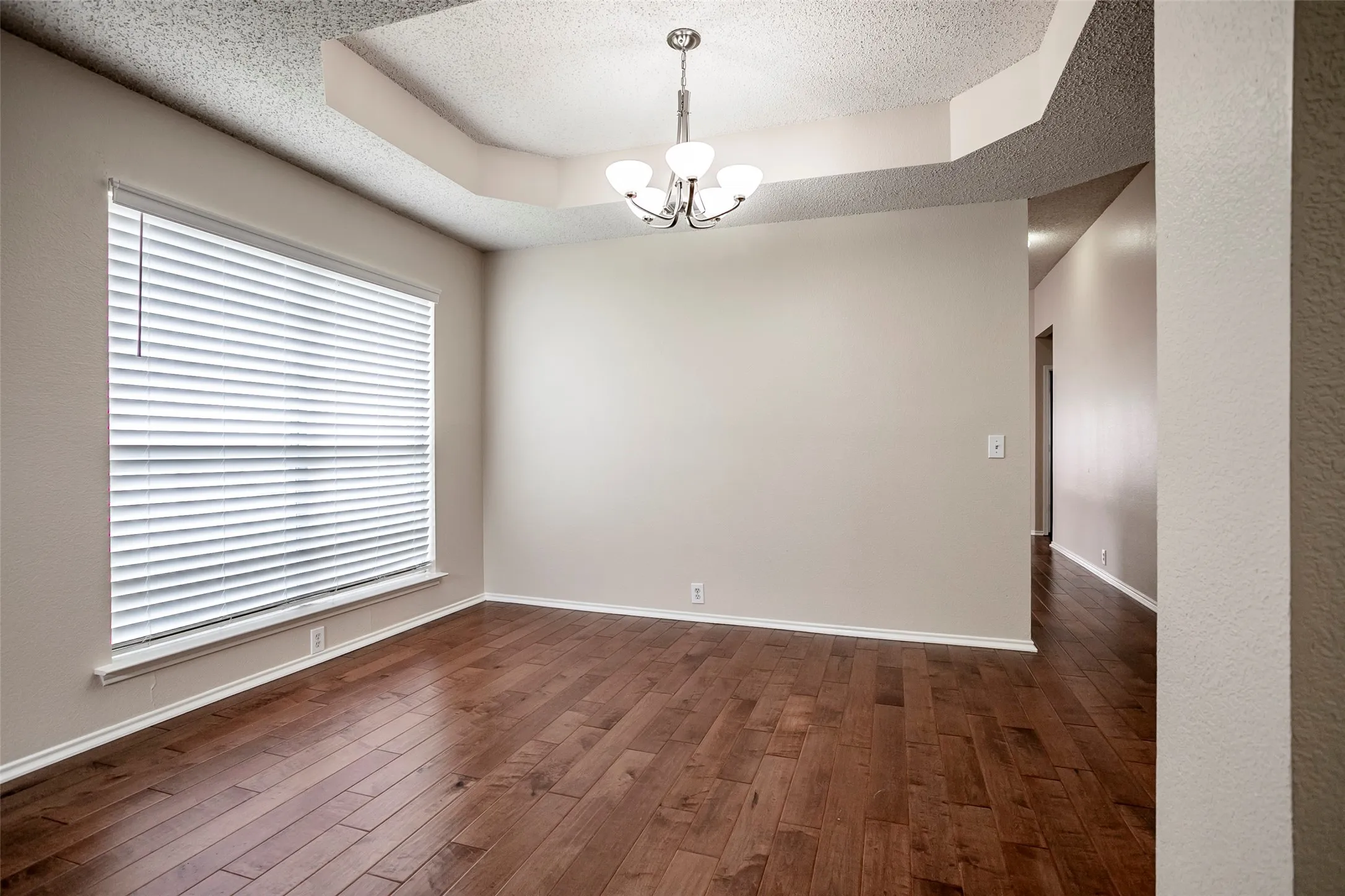 Single Family Residence For Rent in Dallas County , 206 Meredith Court, Irving, Texas 75063, 4 Bedroom, 2 Bathroom, 2 Garage spaces, 2,063 Sqft, built in 1996, mls#21361056, Real Estate Agent in Irving, Homes For Rent in Dallas county, Homes For Rent in Irving, Realtor in Irving Texas, Real Estate Brokerage Independent Realty Texas, Luminita Cordes Realtor