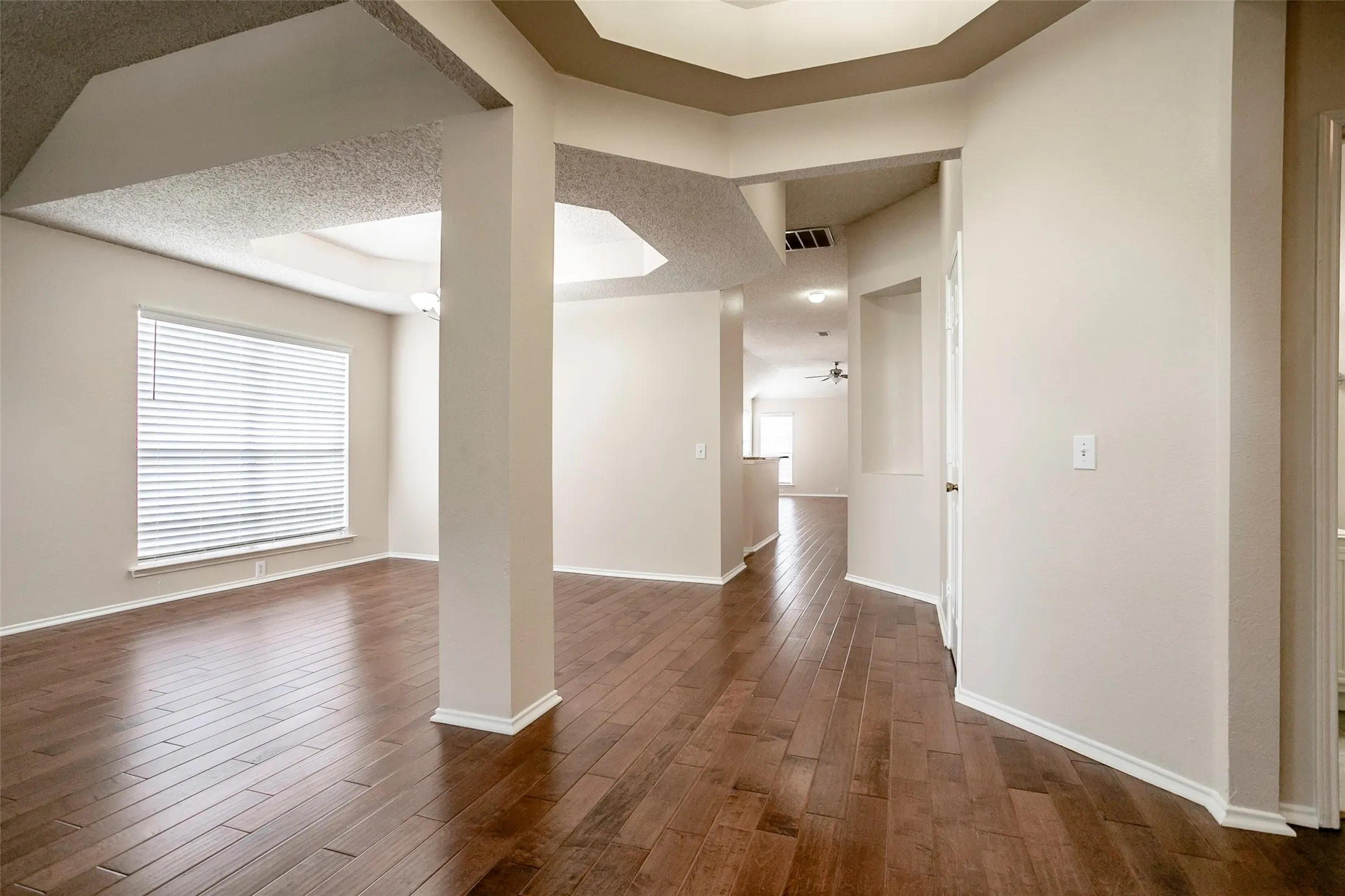 Single Family Residence For Rent in Dallas County , 206 Meredith Court, Irving, Texas 75063, 4 Bedroom, 2 Bathroom, 2 Garage spaces, 2,063 Sqft, built in 1996, mls#21361056, Real Estate Agent in Irving, Homes For Rent in Dallas county, Homes For Rent in Irving, Realtor in Irving Texas, Real Estate Brokerage Independent Realty Texas, Luminita Cordes Realtor