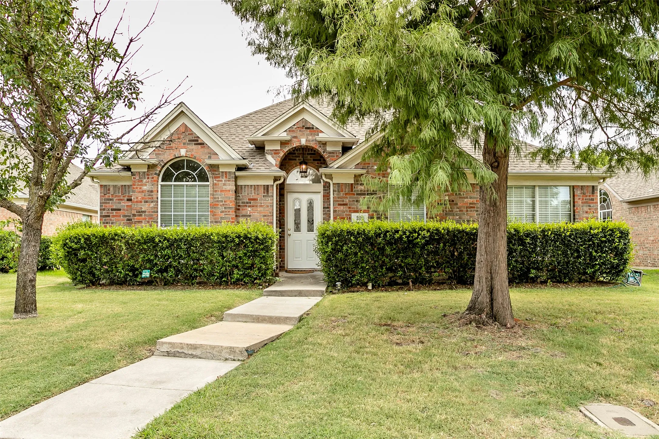 Single Family Residence For Rent in Dallas County , 206 Meredith Court, Irving, Texas 75063, 4 Bedroom, 2 Bathroom, 2 Garage spaces, 2,063 Sqft, built in 1996, mls#21361056, Real Estate Agent in Irving, Homes For Rent in Dallas county, Homes For Rent in Irving, Realtor in Irving Texas, Real Estate Brokerage Independent Realty Texas, Luminita Cordes Realtor