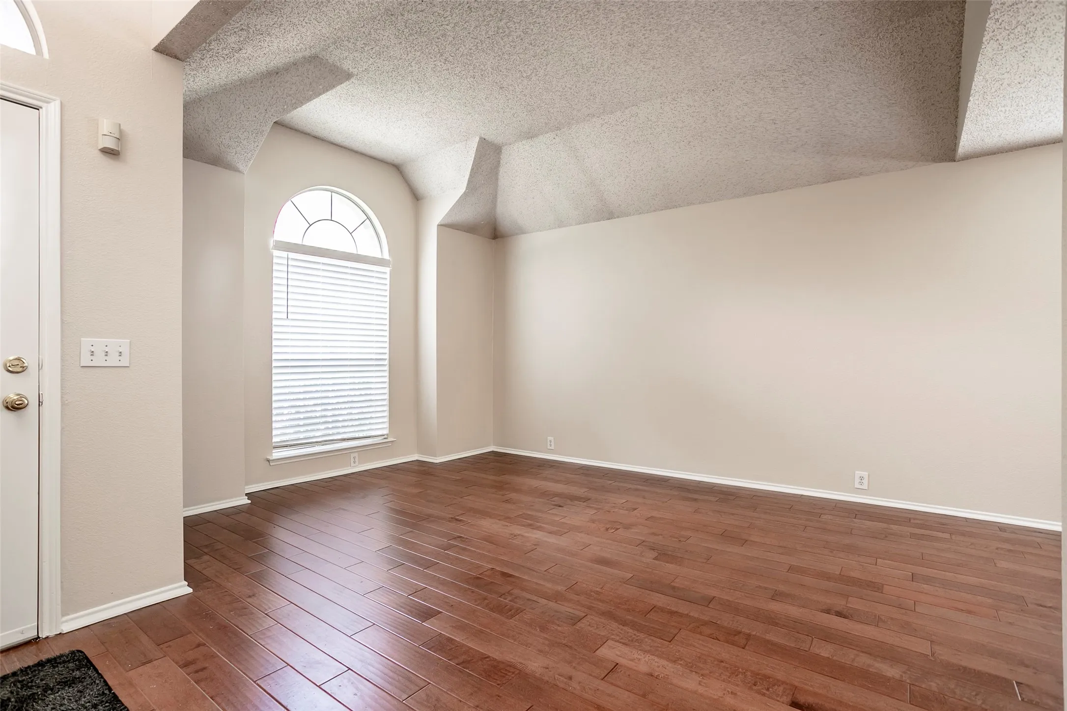 Single Family Residence For Rent in Dallas County , 206 Meredith Court, Irving, Texas 75063, 4 Bedroom, 2 Bathroom, 2 Garage spaces, 2,063 Sqft, built in 1996, mls#21361056, Real Estate Agent in Irving, Homes For Rent in Dallas county, Homes For Rent in Irving, Realtor in Irving Texas, Real Estate Brokerage Independent Realty Texas, Luminita Cordes Realtor