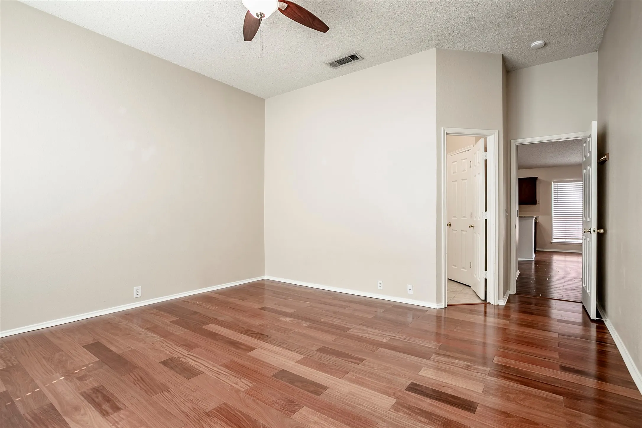 Single Family Residence For Rent in Dallas County , 206 Meredith Court, Irving, Texas 75063, 4 Bedroom, 2 Bathroom, 2 Garage spaces, 2,063 Sqft, built in 1996, mls#21361056, Real Estate Agent in Irving, Homes For Rent in Dallas county, Homes For Rent in Irving, Realtor in Irving Texas, Real Estate Brokerage Independent Realty Texas, Luminita Cordes Realtor