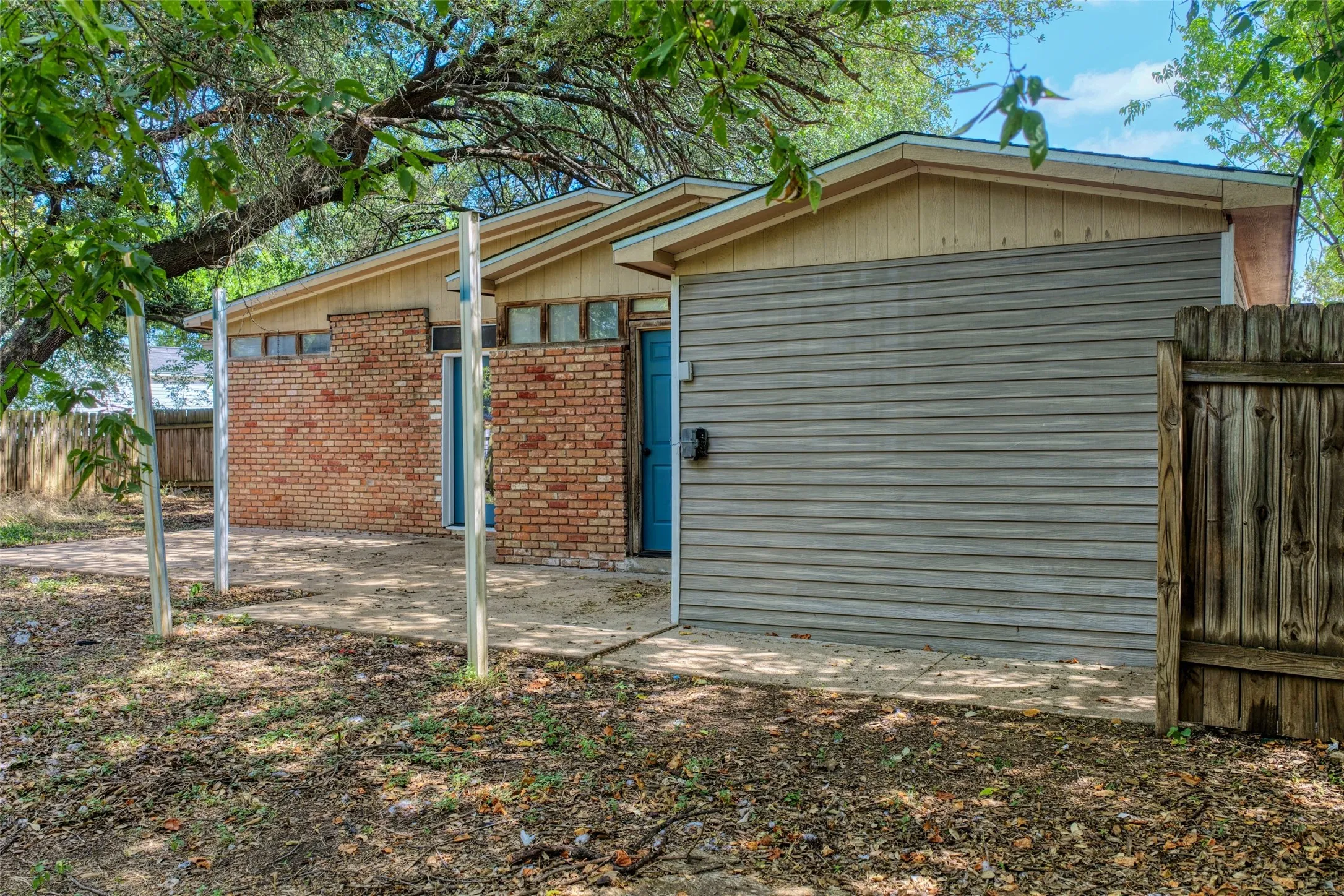 Single Family Residence For Sale in Mc Lennan County , 3420 Brook Circle, Waco, Texas 76710, 3 Bedroom, 2 Bathroom, Garage spaces, 1,607 Sqft, built in 1949, mls#21361057, Real Estate Agent in Waco, Homes For Sale in Mc Lennan county, Homes For Sale in Waco, Realtor in Waco Texas, Real Estate Brokerage Independent Realty Texas, Luminita Cordes Realtor