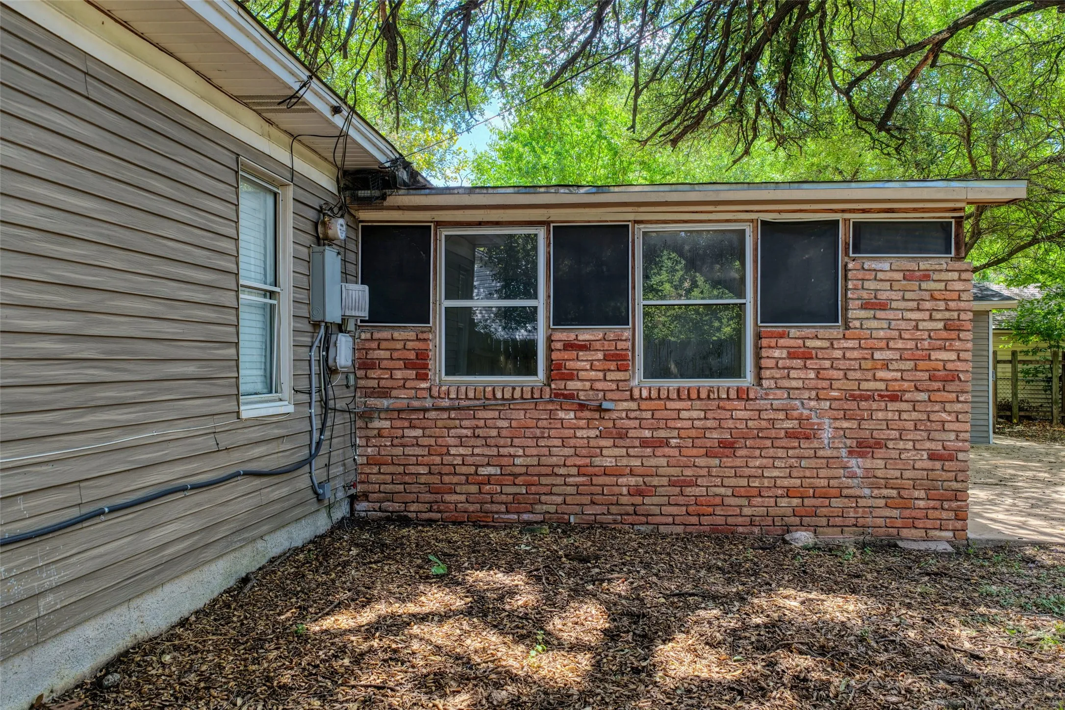 Single Family Residence For Sale in Mc Lennan County , 3420 Brook Circle, Waco, Texas 76710, 3 Bedroom, 2 Bathroom, Garage spaces, 1,607 Sqft, built in 1949, mls#21361057, Real Estate Agent in Waco, Homes For Sale in Mc Lennan county, Homes For Sale in Waco, Realtor in Waco Texas, Real Estate Brokerage Independent Realty Texas, Luminita Cordes Realtor