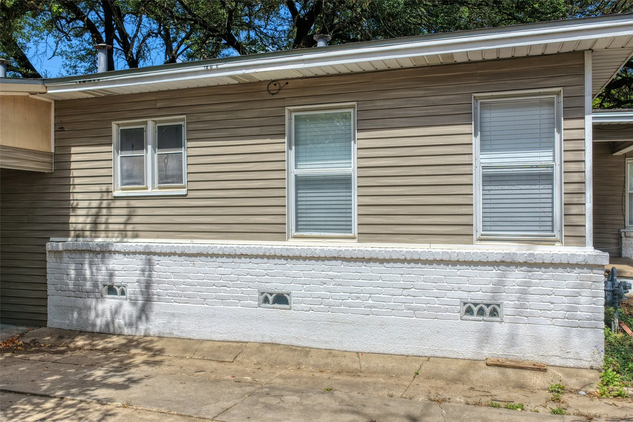 Single Family Residence For Sale in Mc Lennan County , 3420 Brook Circle, Waco, Texas 76710, 3 Bedroom, 2 Bathroom, Garage spaces, 1,607 Sqft, built in 1949, mls#21361057, Real Estate Agent in Waco, Homes For Sale in Mc Lennan county, Homes For Sale in Waco, Realtor in Waco Texas, Real Estate Brokerage Independent Realty Texas, Luminita Cordes Realtor
