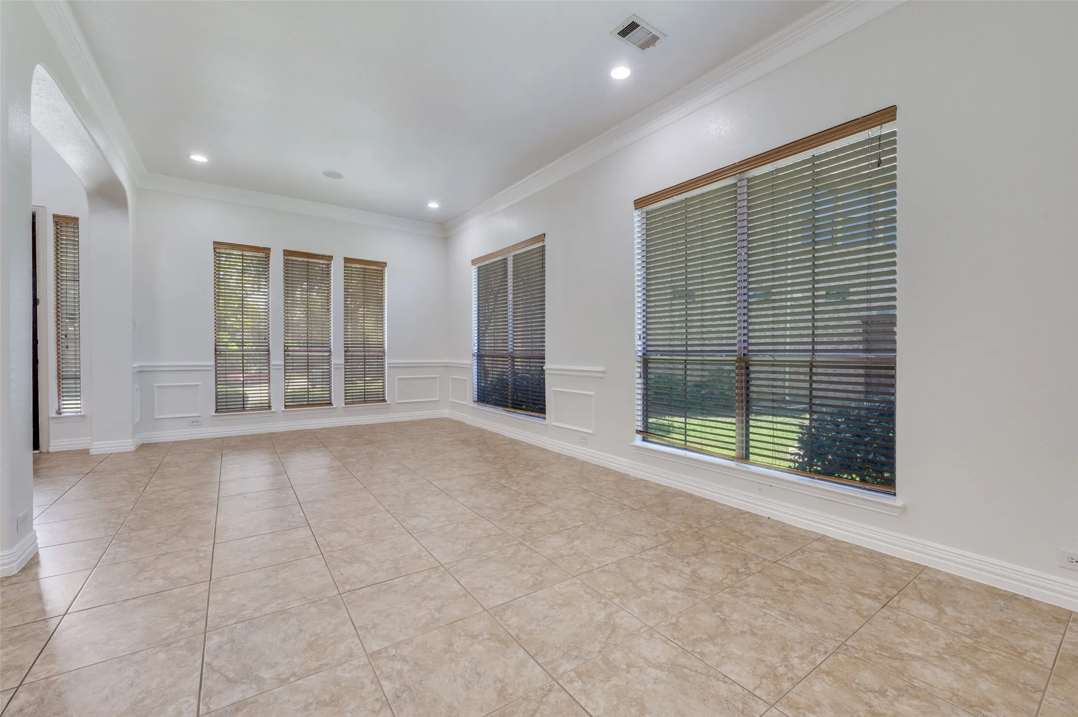 Single Family Residence For Rent in Dallas County , 2043 Loma Alta Drive, Irving, Texas 75063, 4 Bedroom, 4 Bathroom, 3 Garage spaces, 3,758 Sqft, built in 2007, mls#21361044, Real Estate Agent in Irving, Homes For Rent in Dallas county, Homes For Rent in Irving, Realtor in Irving Texas, Real Estate Brokerage Independent Realty Texas, Luminita Cordes Realtor