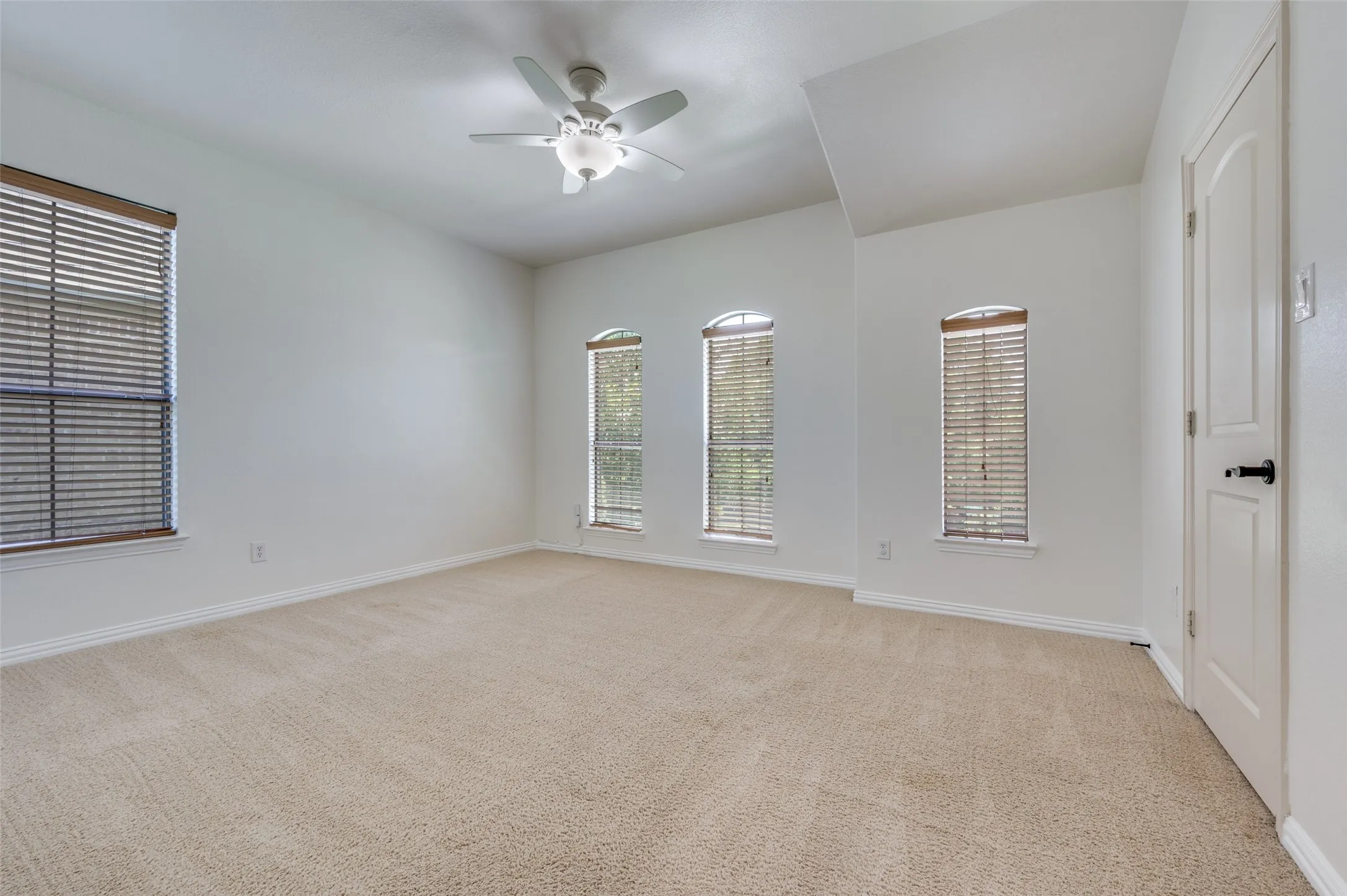 Single Family Residence For Rent in Dallas County , 2043 Loma Alta Drive, Irving, Texas 75063, 4 Bedroom, 4 Bathroom, 3 Garage spaces, 3,758 Sqft, built in 2007, mls#21361044, Real Estate Agent in Irving, Homes For Rent in Dallas county, Homes For Rent in Irving, Realtor in Irving Texas, Real Estate Brokerage Independent Realty Texas, Luminita Cordes Realtor