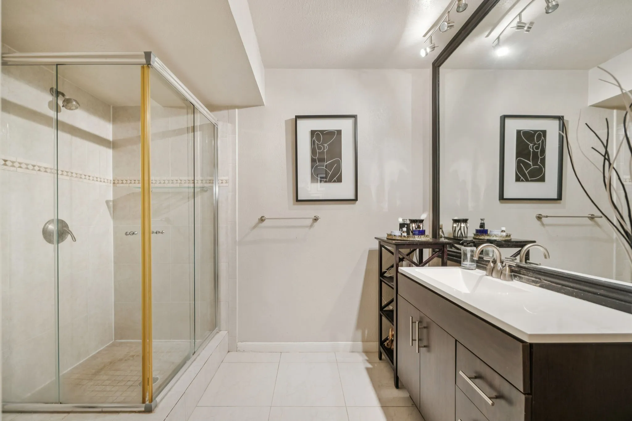 Condominium For Sale in Dallas County , 11334 Park Central Place A, Dallas, Texas 75230, 3 Bedroom, 2 Bathroom, Garage spaces, 1,391 Sqft, built in 1961, mls#21361058, Real Estate Agent in Dallas, Homes For Sale in Dallas county, Homes For Sale in Dallas, Realtor in Dallas Texas, Real Estate Brokerage Independent Realty Texas, Luminita Cordes Realtor