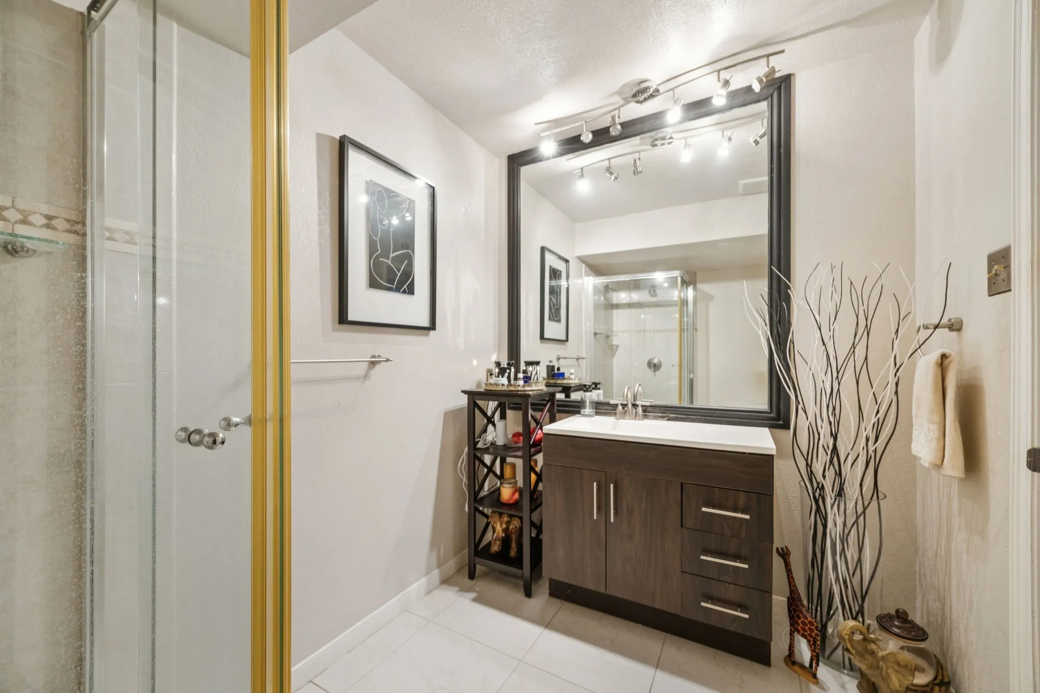 Condominium For Sale in Dallas County , 11334 Park Central Place A, Dallas, Texas 75230, 3 Bedroom, 2 Bathroom, Garage spaces, 1,391 Sqft, built in 1961, mls#21361058, Real Estate Agent in Dallas, Homes For Sale in Dallas county, Homes For Sale in Dallas, Realtor in Dallas Texas, Real Estate Brokerage Independent Realty Texas, Luminita Cordes Realtor