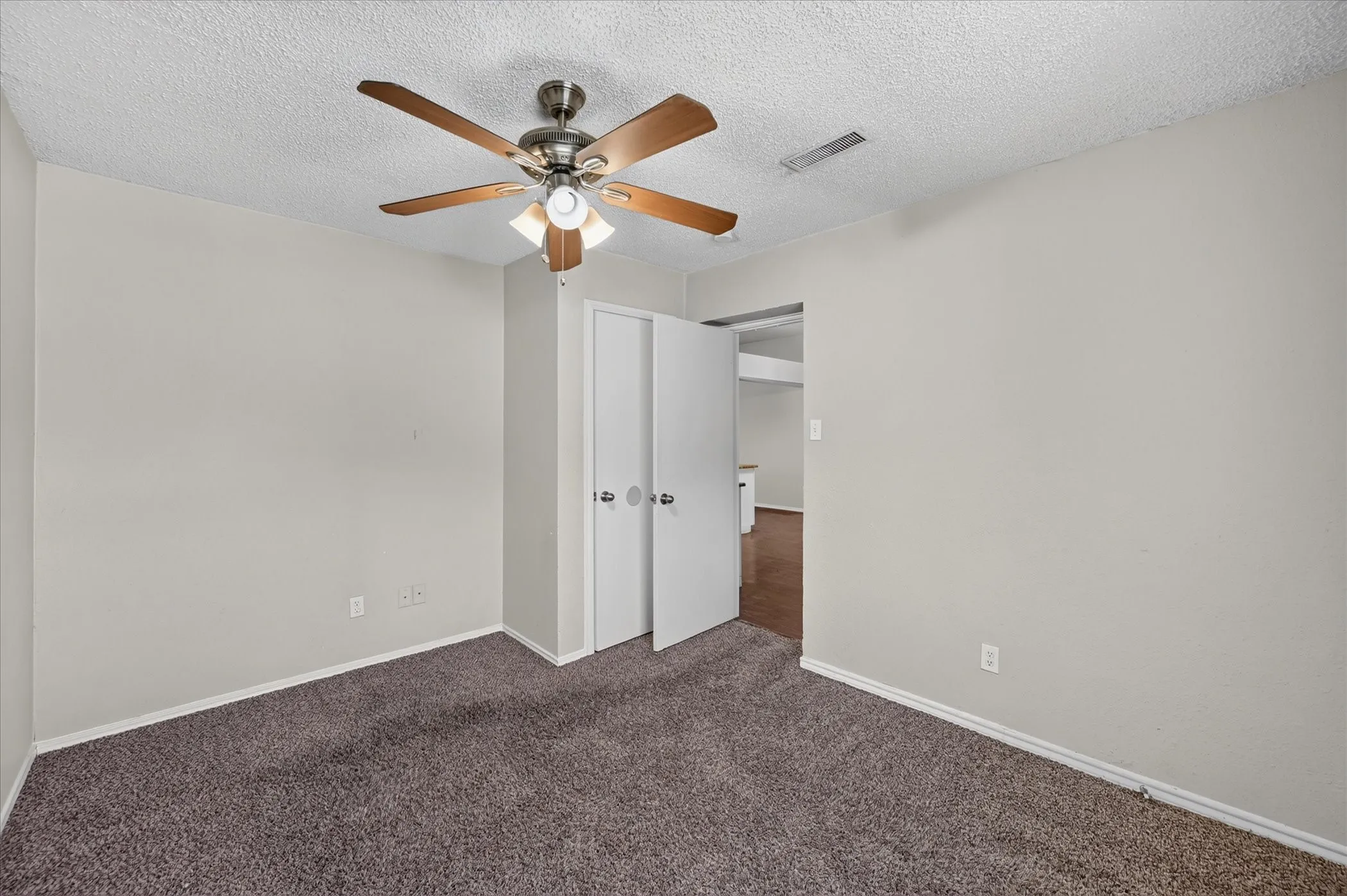 Ceiling fan with light fixture