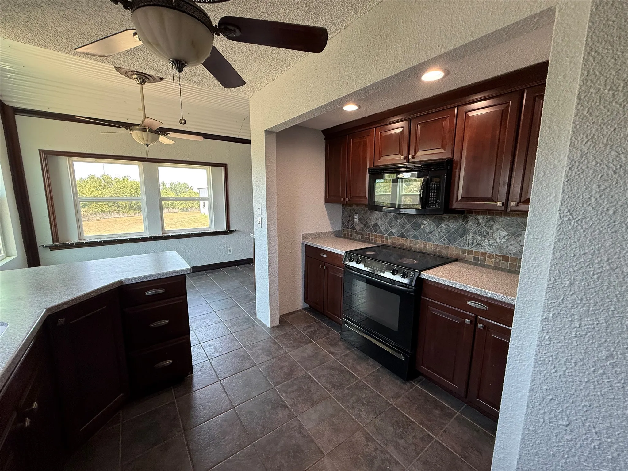 Single Family Residence For Sale in Wise County , 293 County Road 4773, Boyd, Texas 76023, 3 Bedroom, 3 Bathroom, 2 Garage spaces, 2,372 Sqft, built in 1985, mls#21361013, Real Estate Agent in Boyd, Homes For Sale in Wise county, Homes For Sale in Boyd, Realtor in Boyd Texas, Real Estate Brokerage Independent Realty Texas, Luminita Cordes Realtor