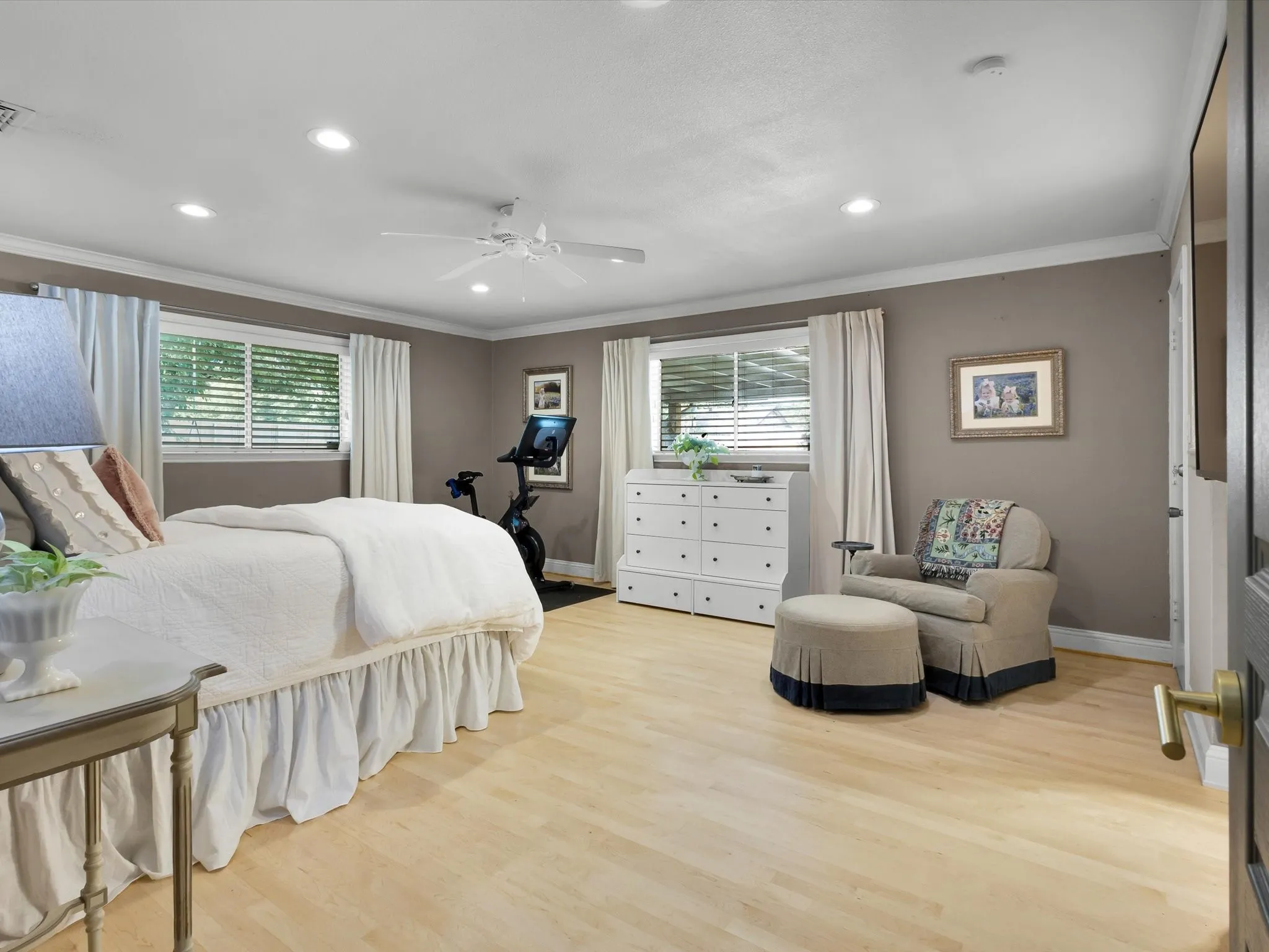 Single Family Residence For Sale in Tarrant County , 6004 Ken Avenue, Arlington, Texas 76001, 4 Bedroom, 3 Bathroom, 2 Garage spaces, 2,814 Sqft, built in 1971, Price $767,000, mls#21361081, Real Estate Agent in Arlington, Homes For Sale in Tarrant county, Homes For Sale in Arlington, Realtor in Arlington Texas, Real Estate Brokerage Independent Realty Texas, Luminita Cordes Realtor