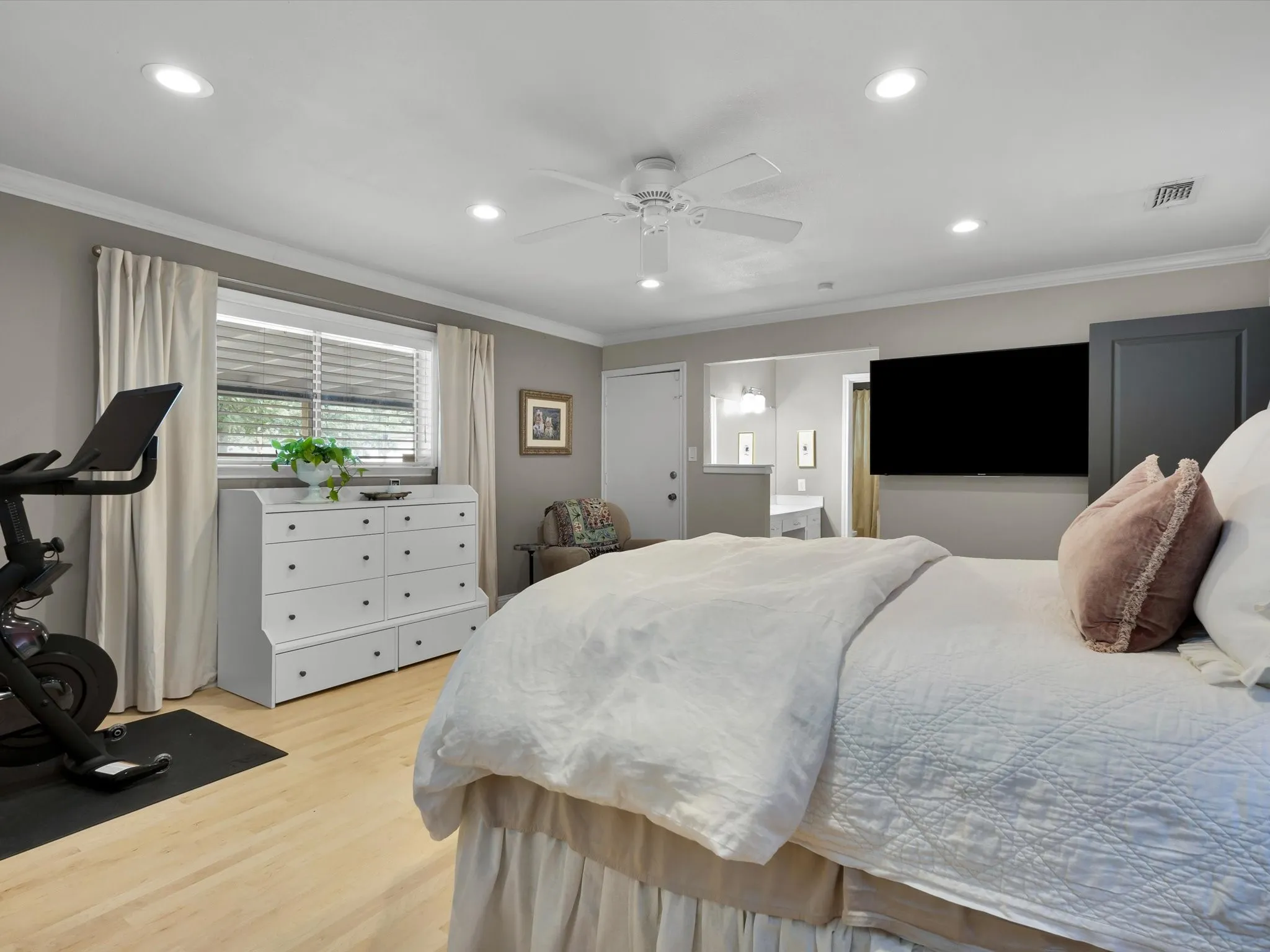 Single Family Residence For Sale in Tarrant County , 6004 Ken Avenue, Arlington, Texas 76001, 4 Bedroom, 3 Bathroom, 2 Garage spaces, 2,814 Sqft, built in 1971, Price $767,000, mls#21361081, Real Estate Agent in Arlington, Homes For Sale in Tarrant county, Homes For Sale in Arlington, Realtor in Arlington Texas, Real Estate Brokerage Independent Realty Texas, Luminita Cordes Realtor