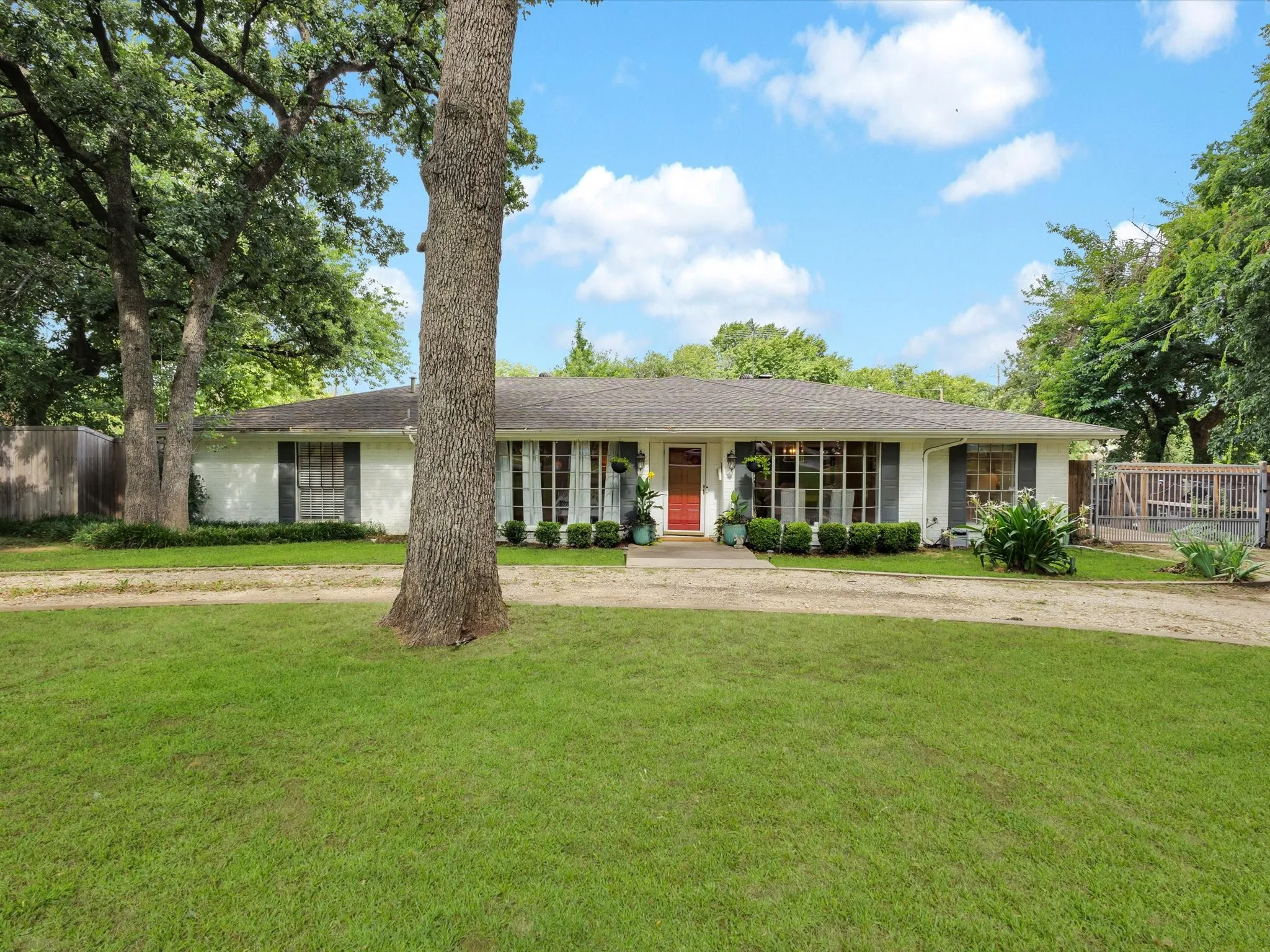 Single Family Residence For Sale in Tarrant County , 6004 Ken Avenue, Arlington, Texas 76001, 4 Bedroom, 3 Bathroom, 2 Garage spaces, 2,814 Sqft, built in 1971, Price $767,000, mls#21361081, Real Estate Agent in Arlington, Homes For Sale in Tarrant county, Homes For Sale in Arlington, Realtor in Arlington Texas, Real Estate Brokerage Independent Realty Texas, Luminita Cordes Realtor