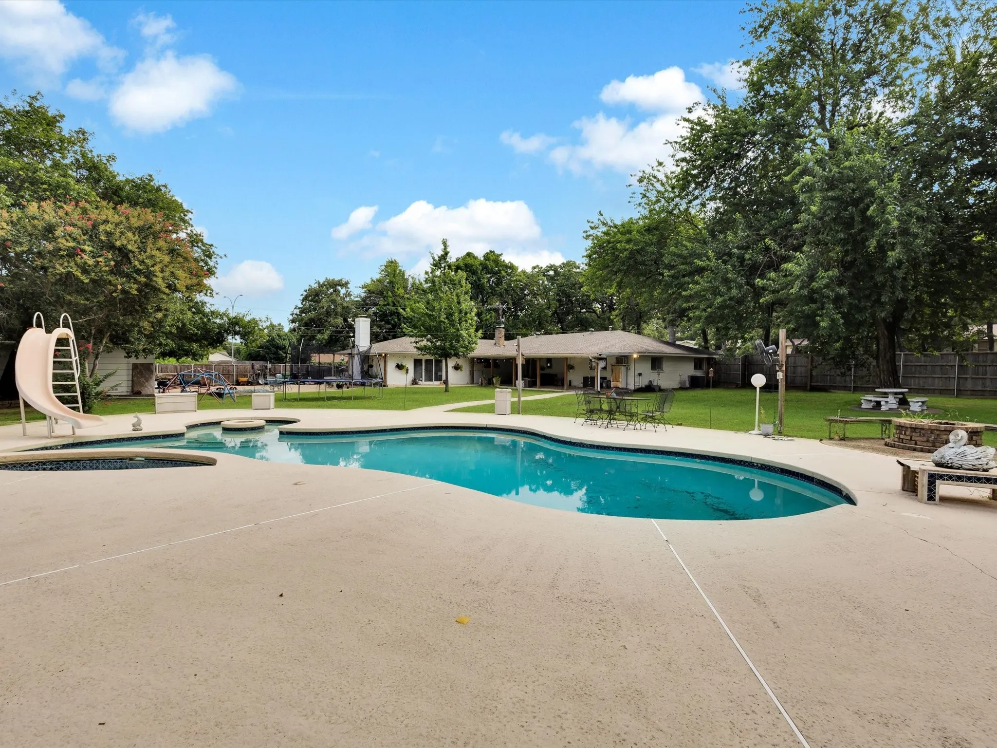 Single Family Residence For Sale in Tarrant County , 6004 Ken Avenue, Arlington, Texas 76001, 4 Bedroom, 3 Bathroom, 2 Garage spaces, 2,814 Sqft, built in 1971, Price $767,000, mls#21361081, Real Estate Agent in Arlington, Homes For Sale in Tarrant county, Homes For Sale in Arlington, Realtor in Arlington Texas, Real Estate Brokerage Independent Realty Texas, Luminita Cordes Realtor