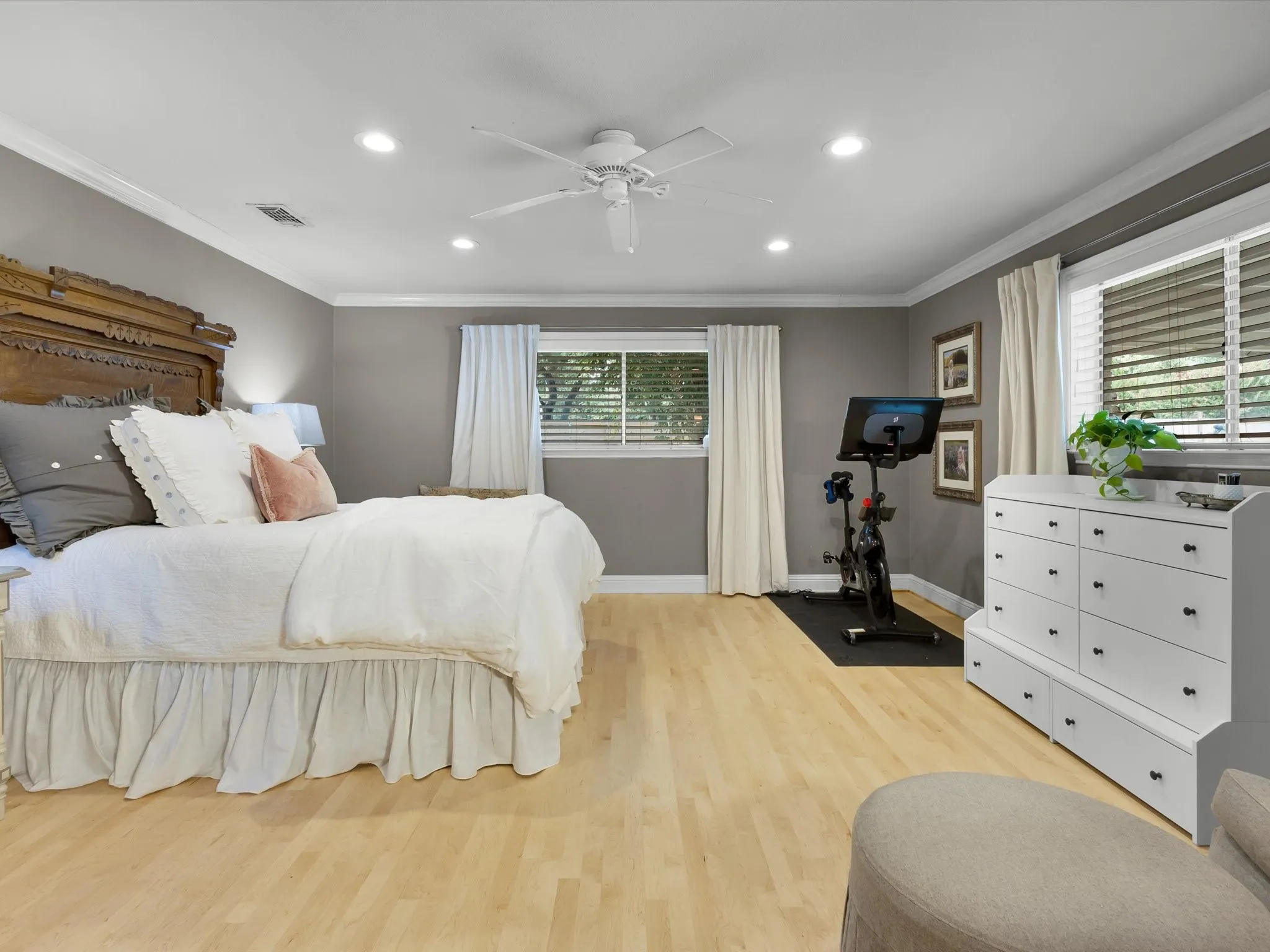 Single Family Residence For Sale in Tarrant County , 6004 Ken Avenue, Arlington, Texas 76001, 4 Bedroom, 3 Bathroom, 2 Garage spaces, 2,814 Sqft, built in 1971, Price $767,000, mls#21361081, Real Estate Agent in Arlington, Homes For Sale in Tarrant county, Homes For Sale in Arlington, Realtor in Arlington Texas, Real Estate Brokerage Independent Realty Texas, Luminita Cordes Realtor