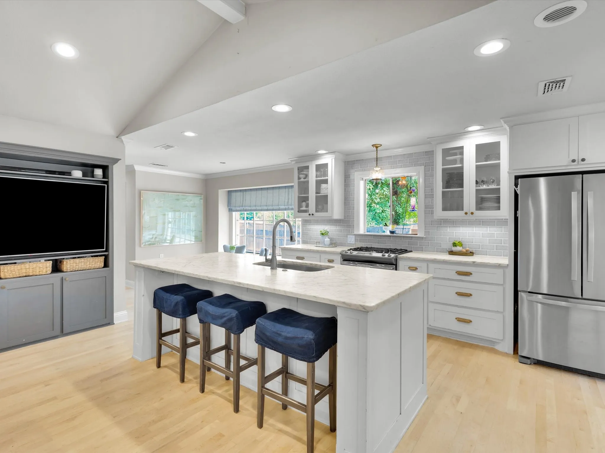 Single Family Residence For Sale in Tarrant County , 6004 Ken Avenue, Arlington, Texas 76001, 4 Bedroom, 3 Bathroom, 2 Garage spaces, 2,814 Sqft, built in 1971, Price $767,000, mls#21361081, Real Estate Agent in Arlington, Homes For Sale in Tarrant county, Homes For Sale in Arlington, Realtor in Arlington Texas, Real Estate Brokerage Independent Realty Texas, Luminita Cordes Realtor