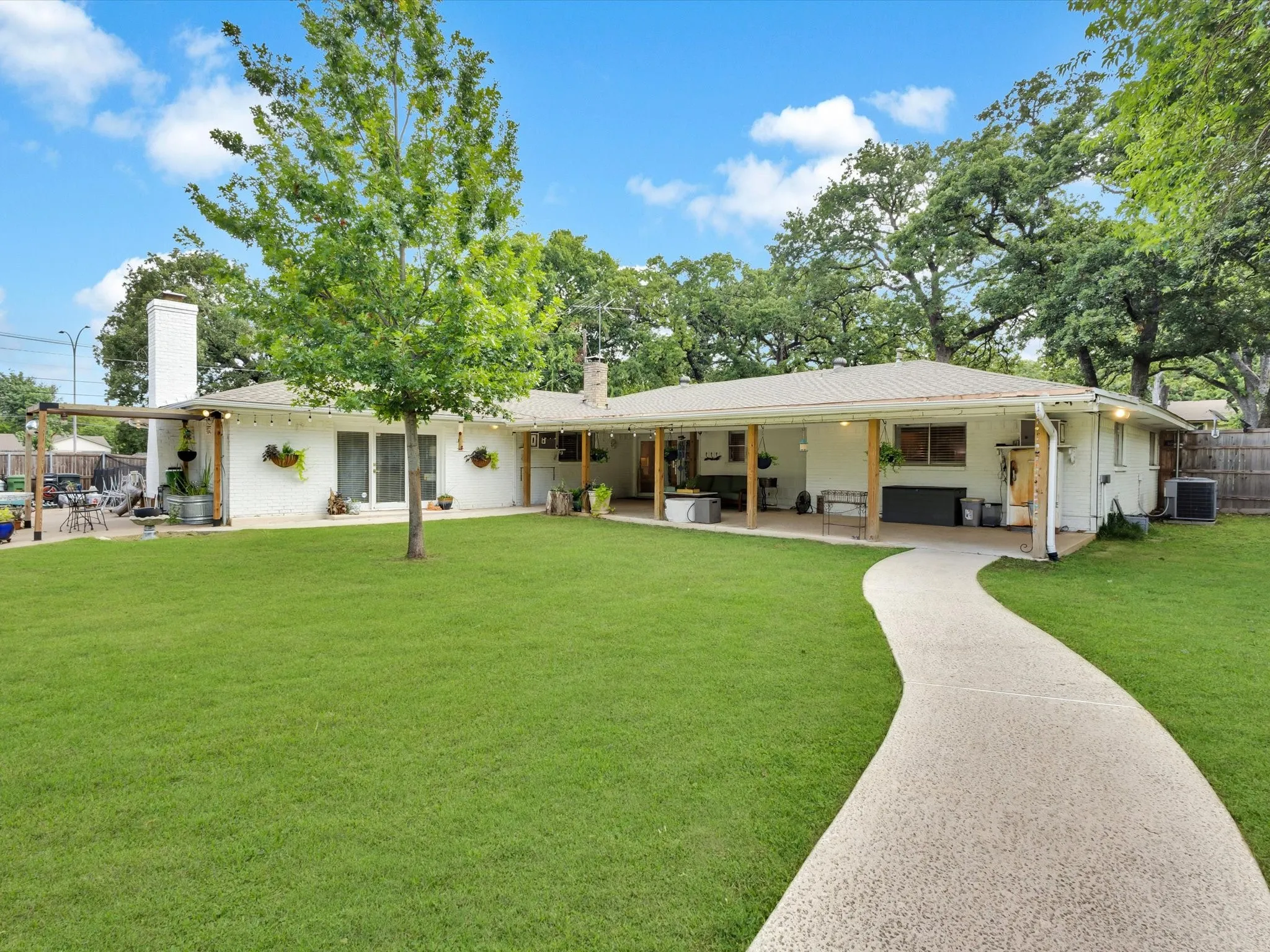 Single Family Residence For Sale in Tarrant County , 6004 Ken Avenue, Arlington, Texas 76001, 4 Bedroom, 3 Bathroom, 2 Garage spaces, 2,814 Sqft, built in 1971, Price $767,000, mls#21361081, Real Estate Agent in Arlington, Homes For Sale in Tarrant county, Homes For Sale in Arlington, Realtor in Arlington Texas, Real Estate Brokerage Independent Realty Texas, Luminita Cordes Realtor