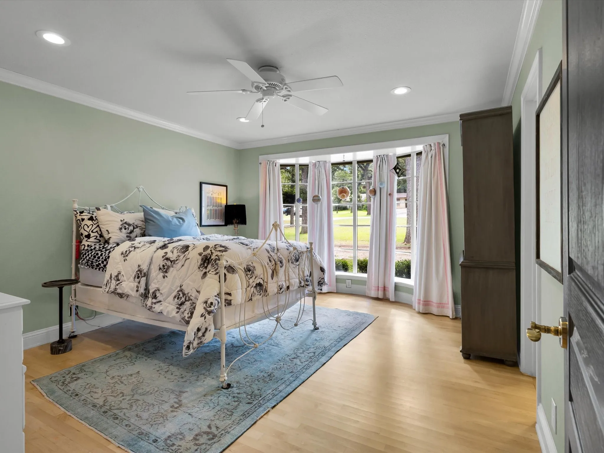Single Family Residence For Sale in Tarrant County , 6004 Ken Avenue, Arlington, Texas 76001, 4 Bedroom, 3 Bathroom, 2 Garage spaces, 2,814 Sqft, built in 1971, Price $767,000, mls#21361081, Real Estate Agent in Arlington, Homes For Sale in Tarrant county, Homes For Sale in Arlington, Realtor in Arlington Texas, Real Estate Brokerage Independent Realty Texas, Luminita Cordes Realtor