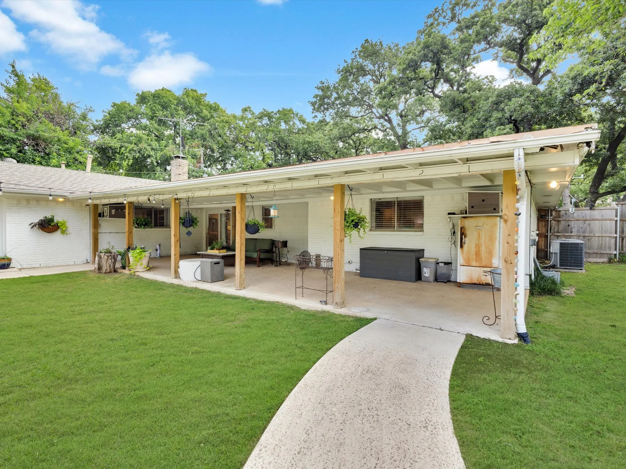 Single Family Residence For Sale in Tarrant County , 6004 Ken Avenue, Arlington, Texas 76001, 4 Bedroom, 3 Bathroom, 2 Garage spaces, 2,814 Sqft, built in 1971, Price $767,000, mls#21361081, Real Estate Agent in Arlington, Homes For Sale in Tarrant county, Homes For Sale in Arlington, Realtor in Arlington Texas, Real Estate Brokerage Independent Realty Texas, Luminita Cordes Realtor