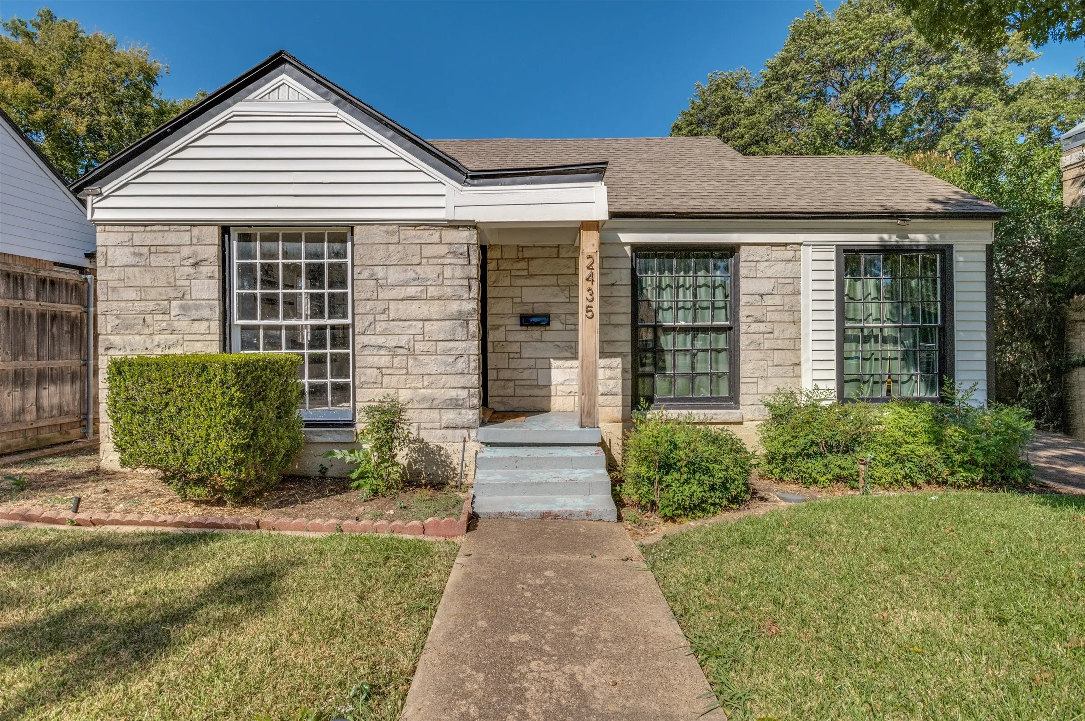 Single Family Residence For Sale in Dallas County , 2435 W 10th Street, Dallas, Texas 75211, 4 Bedroom, 3 Bathroom, 2 Garage spaces, 2,593 Sqft, built in 1940, Price $529,000, mls#21359019, Real Estate Agent in Dallas, Homes For Sale in Dallas county, Homes For Sale in Dallas, Realtor in Dallas Texas, Real Estate Brokerage Independent Realty Texas, Luminita Cordes Realtor