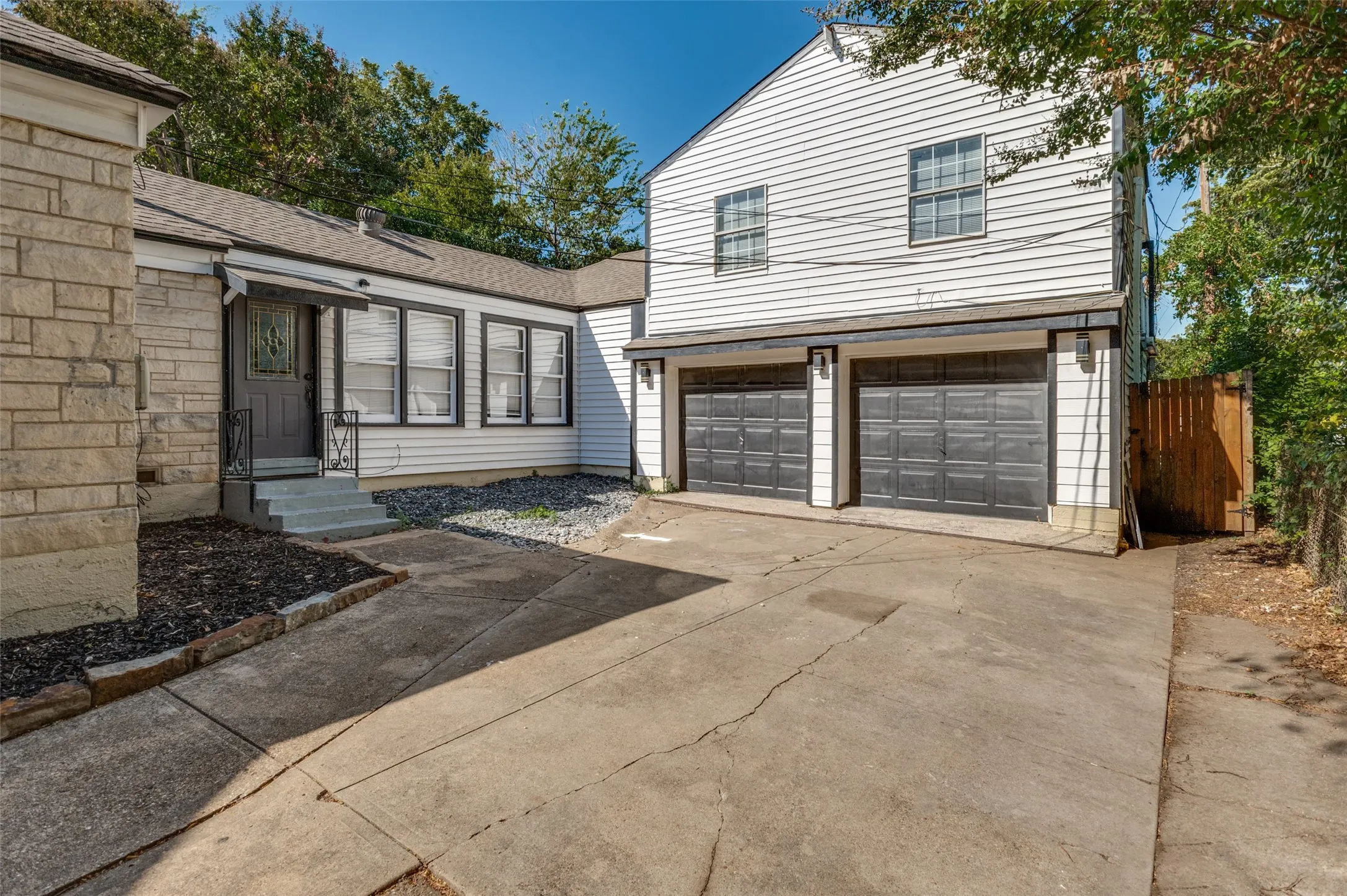 Single Family Residence For Sale in Dallas County , 2435 W 10th Street, Dallas, Texas 75211, 4 Bedroom, 3 Bathroom, 2 Garage spaces, 2,593 Sqft, built in 1940, Price $529,000, mls#21359019, Real Estate Agent in Dallas, Homes For Sale in Dallas county, Homes For Sale in Dallas, Realtor in Dallas Texas, Real Estate Brokerage Independent Realty Texas, Luminita Cordes Realtor