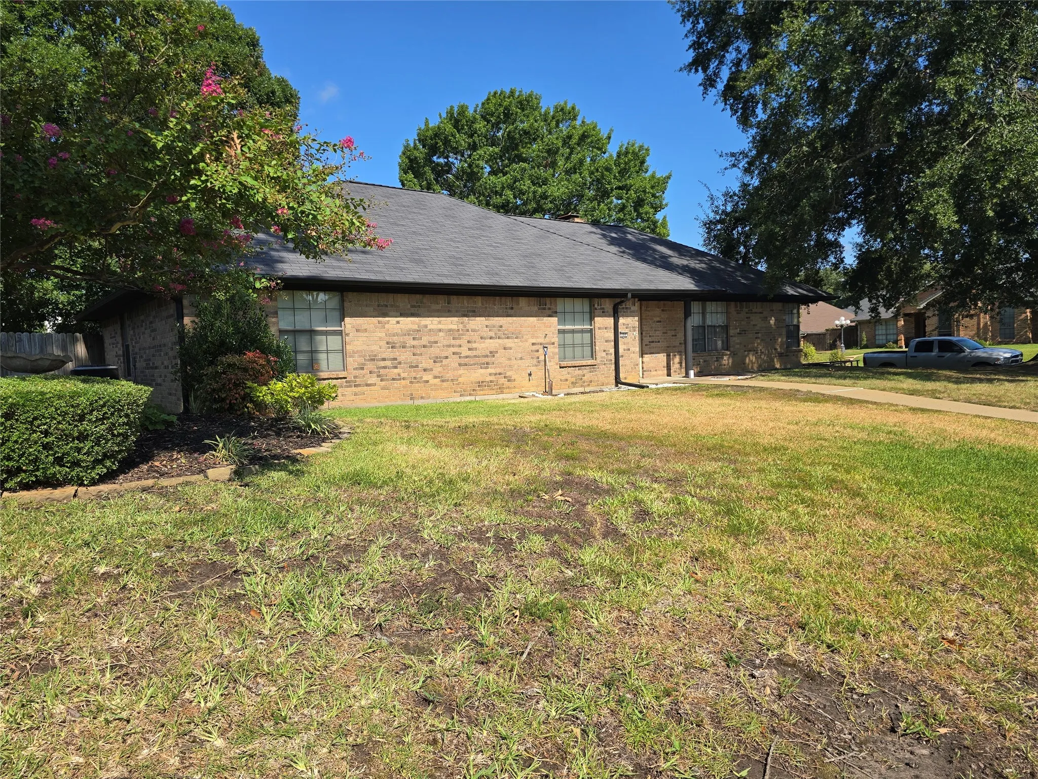 Single Family Residence For Sale in Gregg County , 200 Lakewood Drive, Longview, Texas 75604, 4 Bedroom, 3 Bathroom, 2 Garage spaces, 2,184 Sqft, built in 1987, mls#21358636, Real Estate Agent in Longview, Homes For Sale in Gregg county, Homes For Sale in Longview, Realtor in Longview Texas, Real Estate Brokerage Independent Realty Texas, Luminita Cordes Realtor