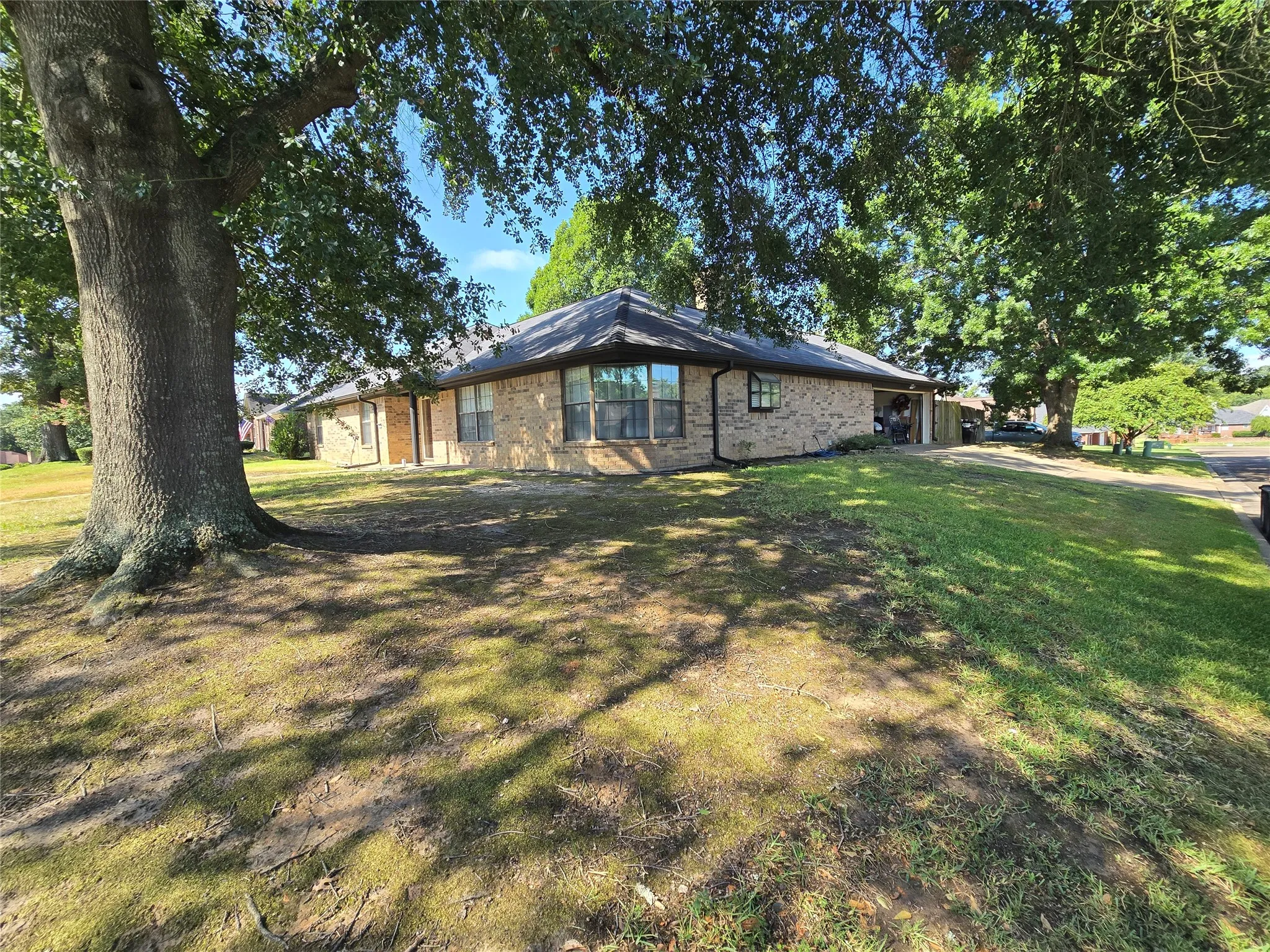 Single Family Residence For Sale in Gregg County , 200 Lakewood Drive, Longview, Texas 75604, 4 Bedroom, 3 Bathroom, 2 Garage spaces, 2,184 Sqft, built in 1987, mls#21358636, Real Estate Agent in Longview, Homes For Sale in Gregg county, Homes For Sale in Longview, Realtor in Longview Texas, Real Estate Brokerage Independent Realty Texas, Luminita Cordes Realtor