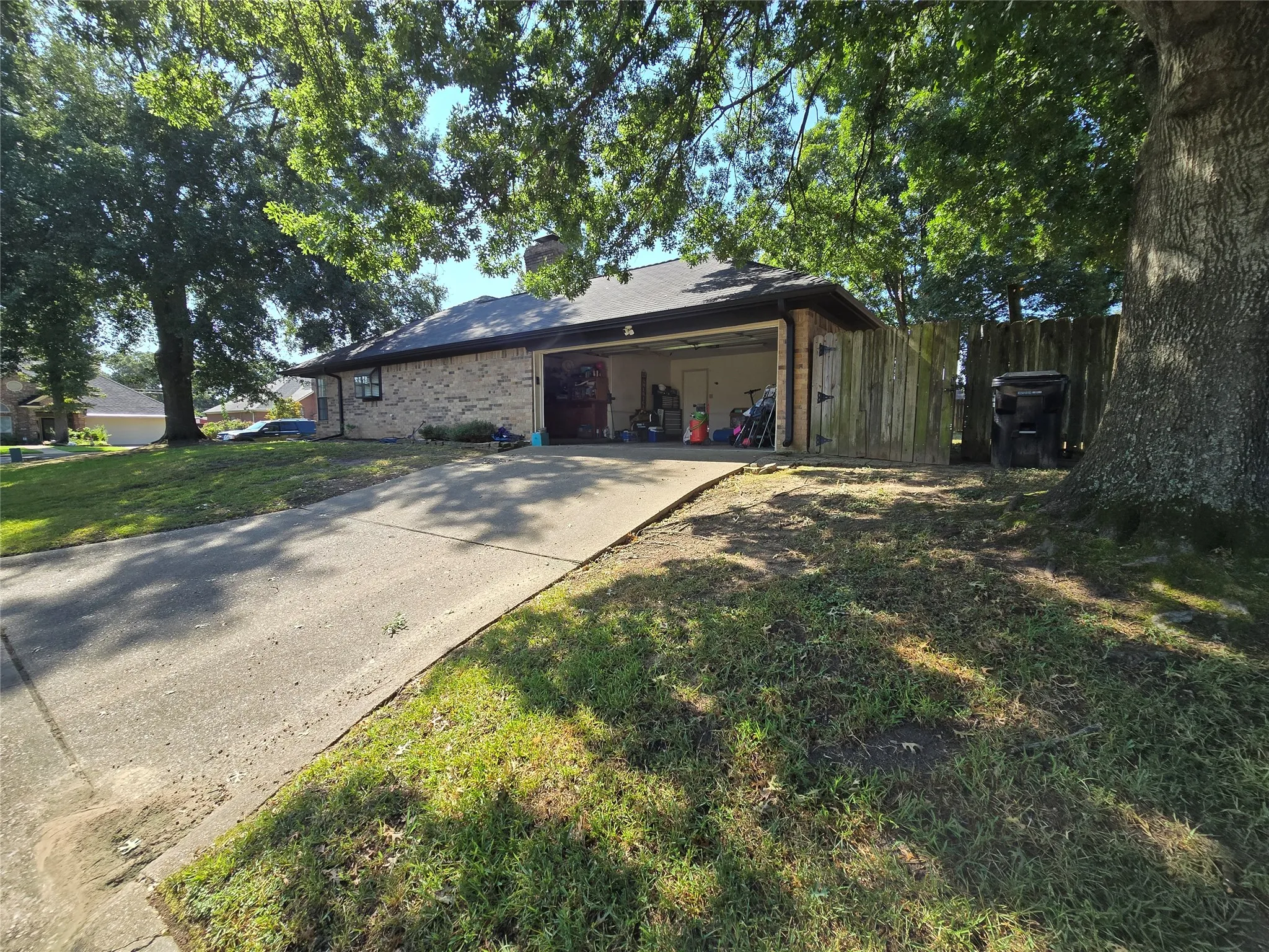 Single Family Residence For Sale in Gregg County , 200 Lakewood Drive, Longview, Texas 75604, 4 Bedroom, 3 Bathroom, 2 Garage spaces, 2,184 Sqft, built in 1987, mls#21358636, Real Estate Agent in Longview, Homes For Sale in Gregg county, Homes For Sale in Longview, Realtor in Longview Texas, Real Estate Brokerage Independent Realty Texas, Luminita Cordes Realtor