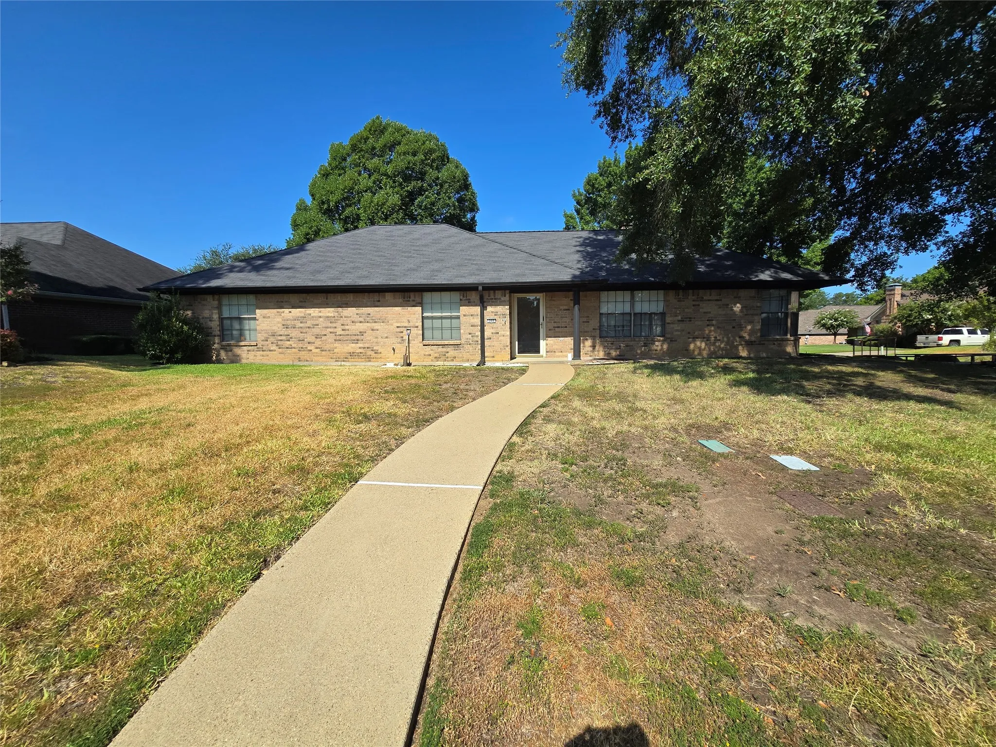 Single Family Residence For Sale in Gregg County , 200 Lakewood Drive, Longview, Texas 75604, 4 Bedroom, 3 Bathroom, 2 Garage spaces, 2,184 Sqft, built in 1987, mls#21358636, Real Estate Agent in Longview, Homes For Sale in Gregg county, Homes For Sale in Longview, Realtor in Longview Texas, Real Estate Brokerage Independent Realty Texas, Luminita Cordes Realtor