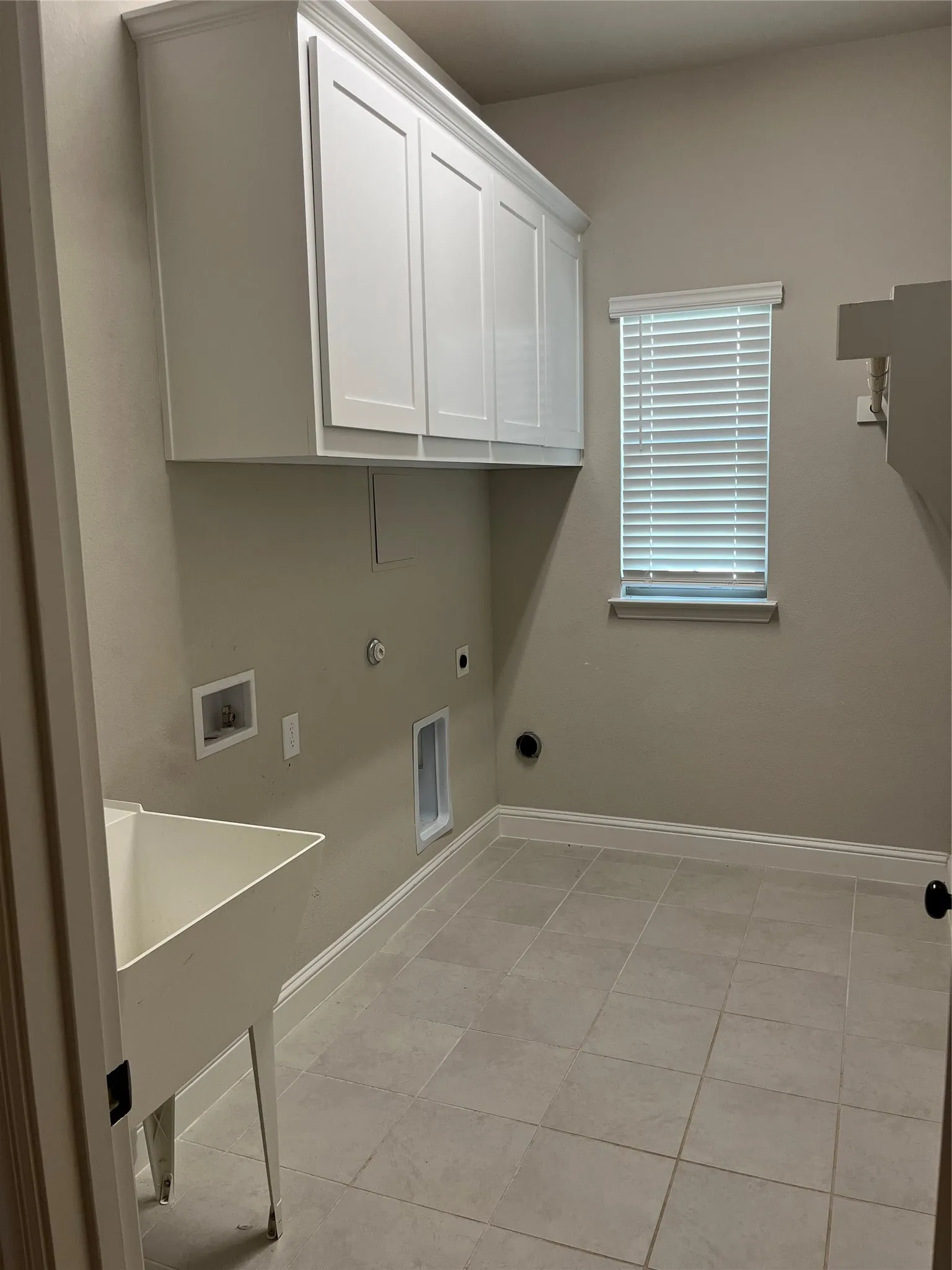 UTILITY ROOM WITH WET SINK