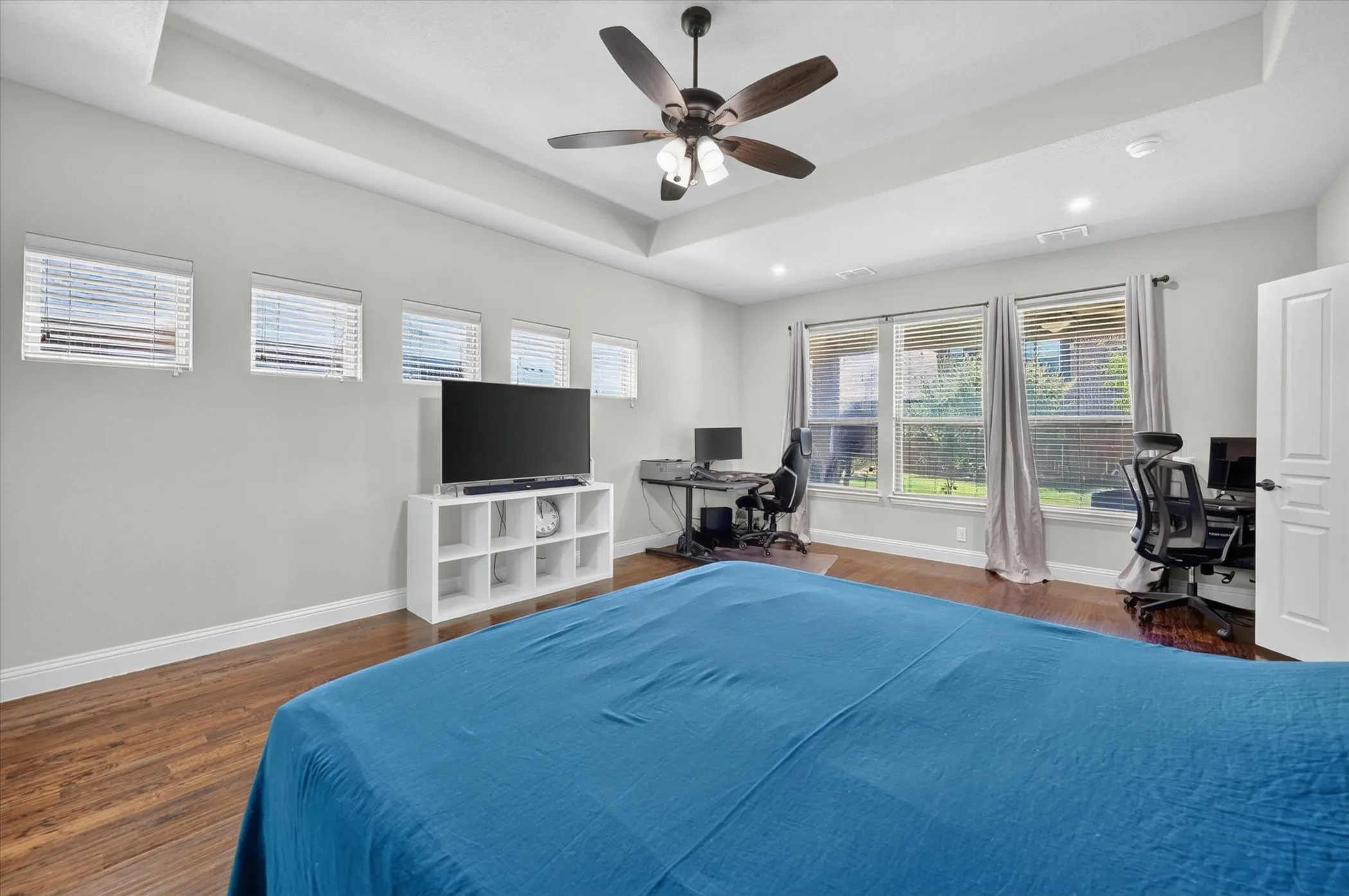Tray ceiling with recessed lighting