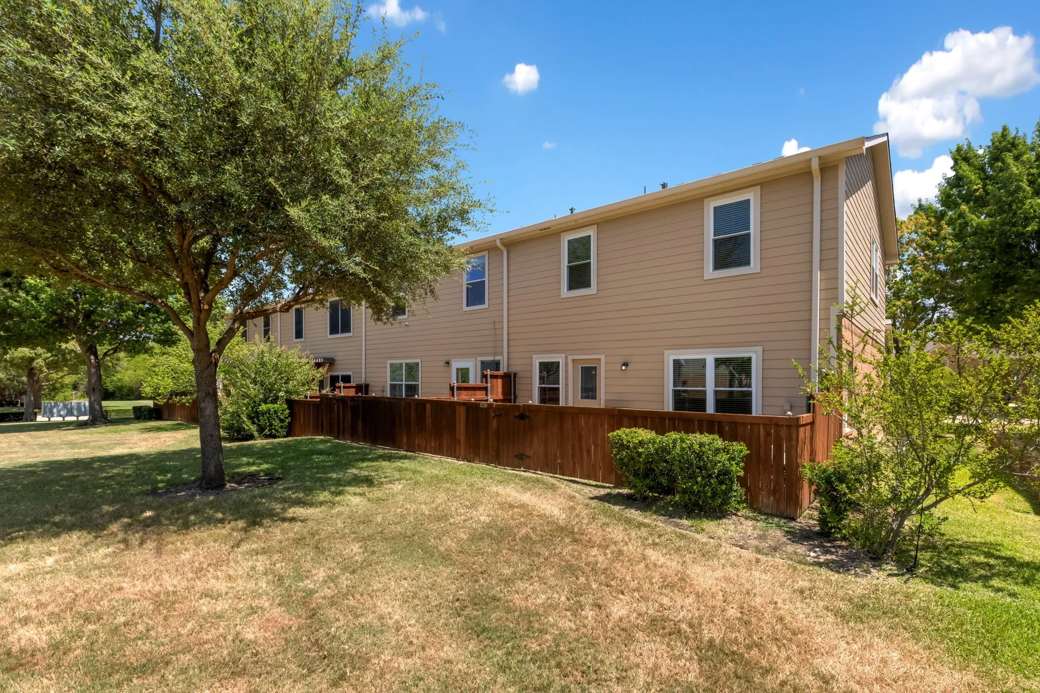 Townhouse For Sale in Collin County , 9901 Rockwall Road, Plano, Texas 75025, 3 Bedroom, 3 Bathroom, 2 Garage spaces, 1,597 Sqft, built in 2003, mls#21348561, Real Estate Agent in Plano, Homes For Sale in Collin county, Homes For Sale in Plano, Realtor in Plano Texas, Real Estate Brokerage Independent Realty Texas, Luminita Cordes Realtor