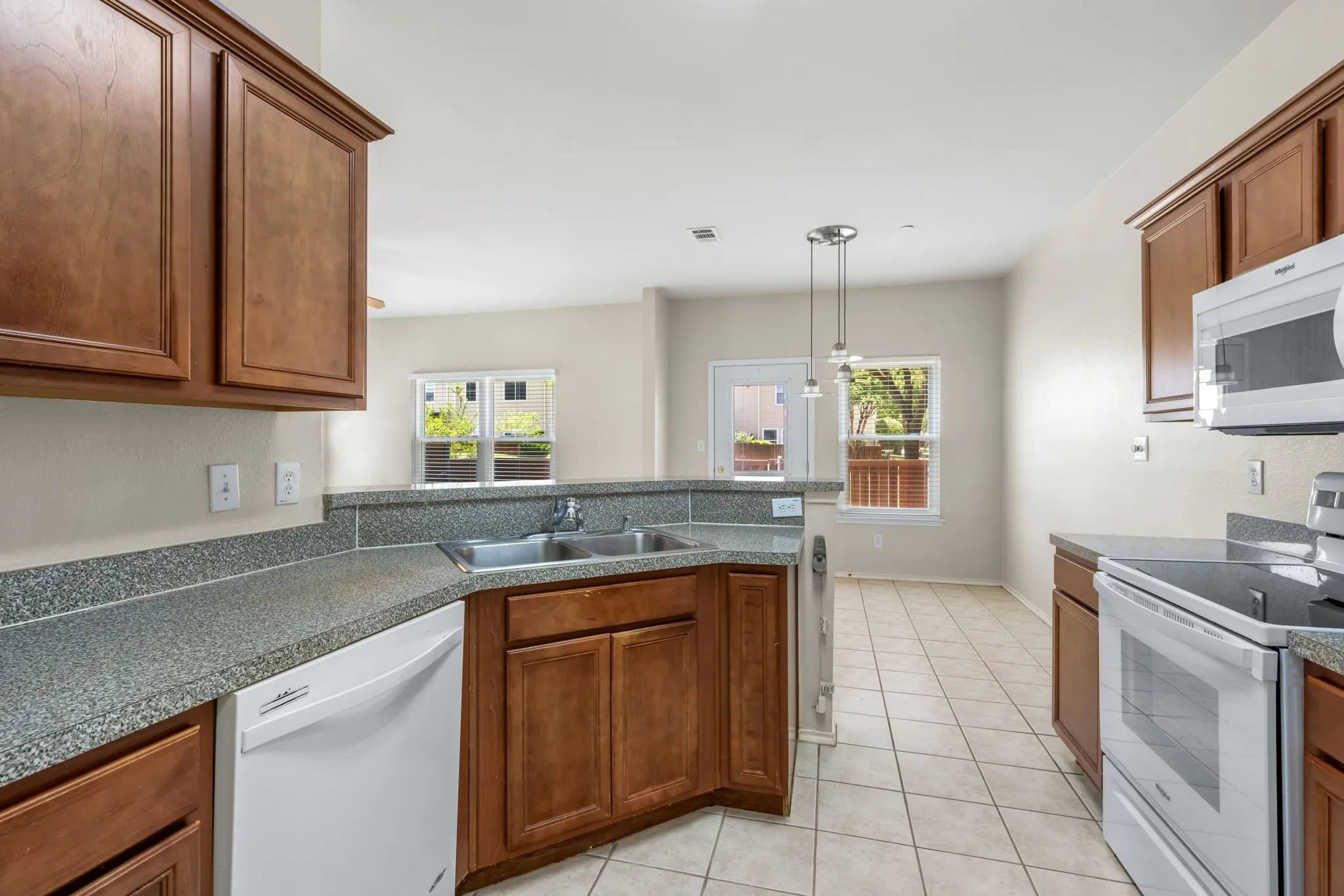 Townhouse For Sale in Collin County , 9901 Rockwall Road, Plano, Texas 75025, 3 Bedroom, 3 Bathroom, 2 Garage spaces, 1,597 Sqft, built in 2003, mls#21348561, Real Estate Agent in Plano, Homes For Sale in Collin county, Homes For Sale in Plano, Realtor in Plano Texas, Real Estate Brokerage Independent Realty Texas, Luminita Cordes Realtor