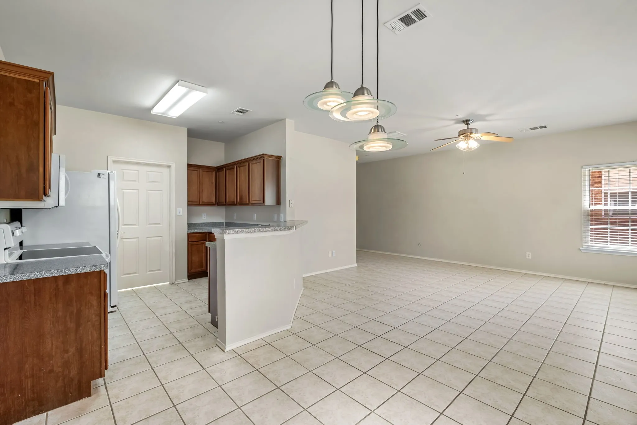 Townhouse For Sale in Collin County , 9901 Rockwall Road, Plano, Texas 75025, 3 Bedroom, 3 Bathroom, 2 Garage spaces, 1,597 Sqft, built in 2003, mls#21348561, Real Estate Agent in Plano, Homes For Sale in Collin county, Homes For Sale in Plano, Realtor in Plano Texas, Real Estate Brokerage Independent Realty Texas, Luminita Cordes Realtor